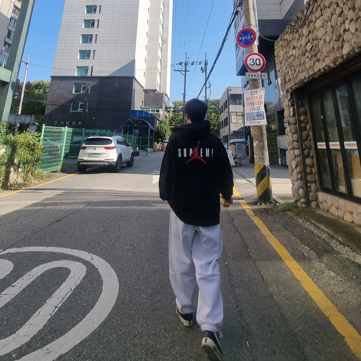 Supreme x Jordan Hooded Sweatshirt Black - 24FW, Supreme x Jordan Sweatpants Ash Grey - 24FW 착용 스타일 - 1