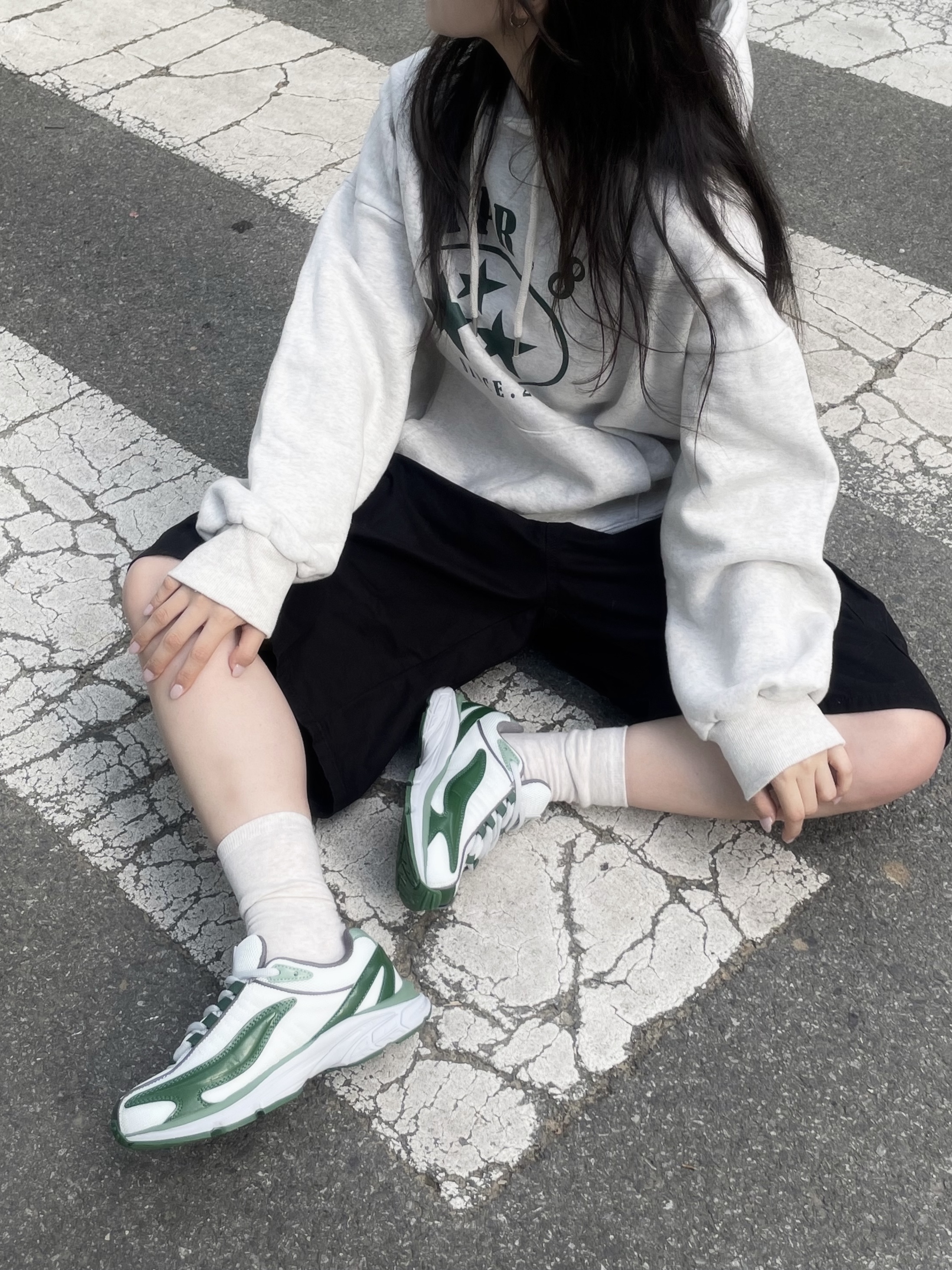 Fila Interun White Green, THREETOEIGHTY Bermuda Pants Black 착용 스타일 - 4