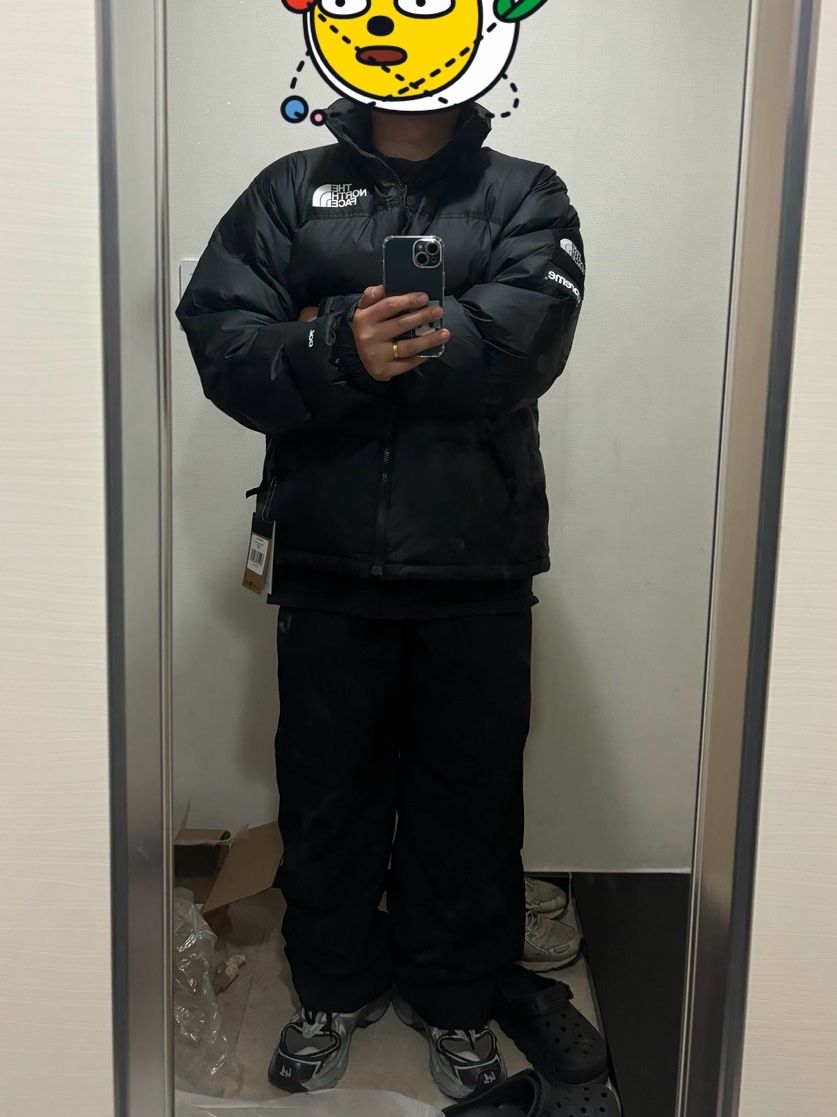 Supreme x The North Face Nuptse Jacket Black - 24FW, Balenciaga Runner 2.0 Sneaker Beige 착용 스타일 - 1