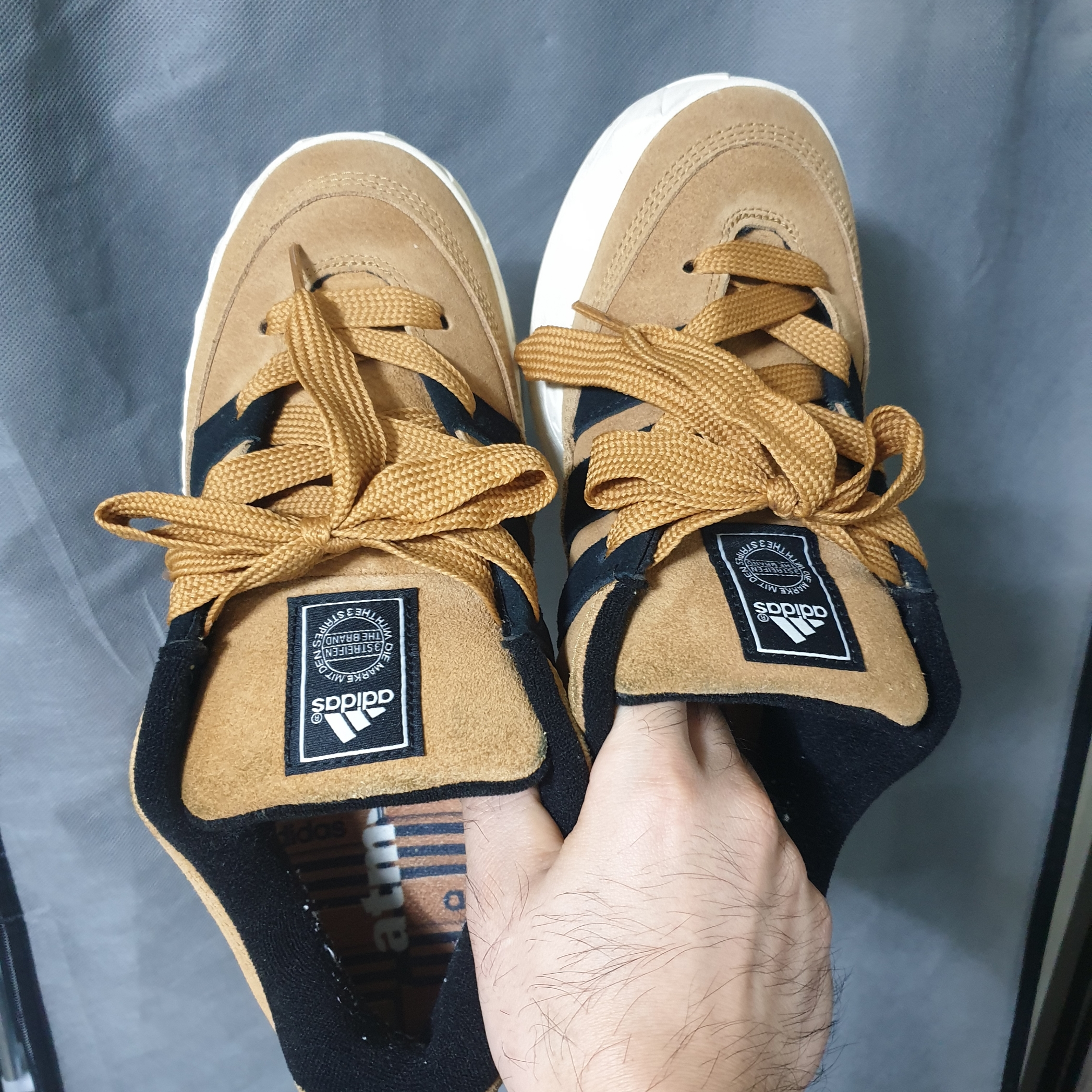 Adidas x Atmos Adimatic OG Shoebox 착용 스타일 - 2
