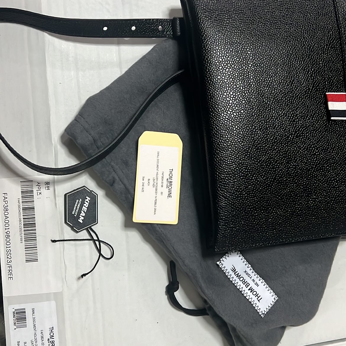 Thom Browne Pebble Grain Leather Small Document Holder Crossbody Black 착용 스타일