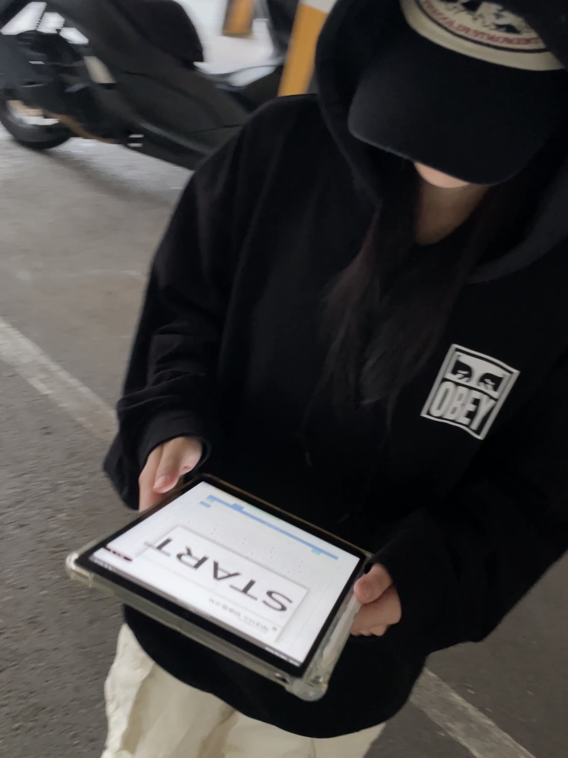 Obey Eyes Icon Hood Black 착용 스타일