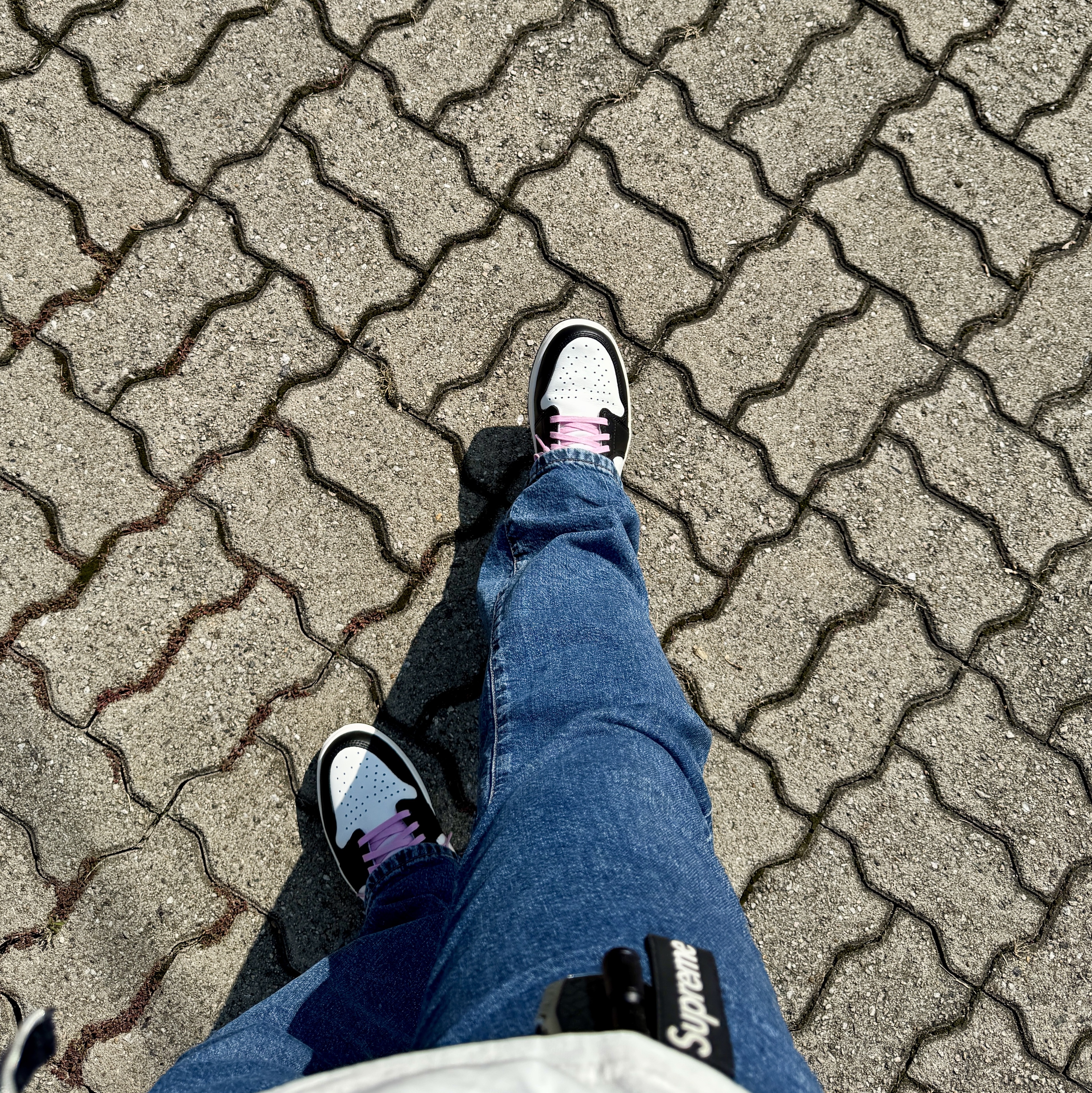 Jordan 1 Retro Low OG Mocha, Stussy Crown Band Zip Hoodie Black 착용 스타일 - 2