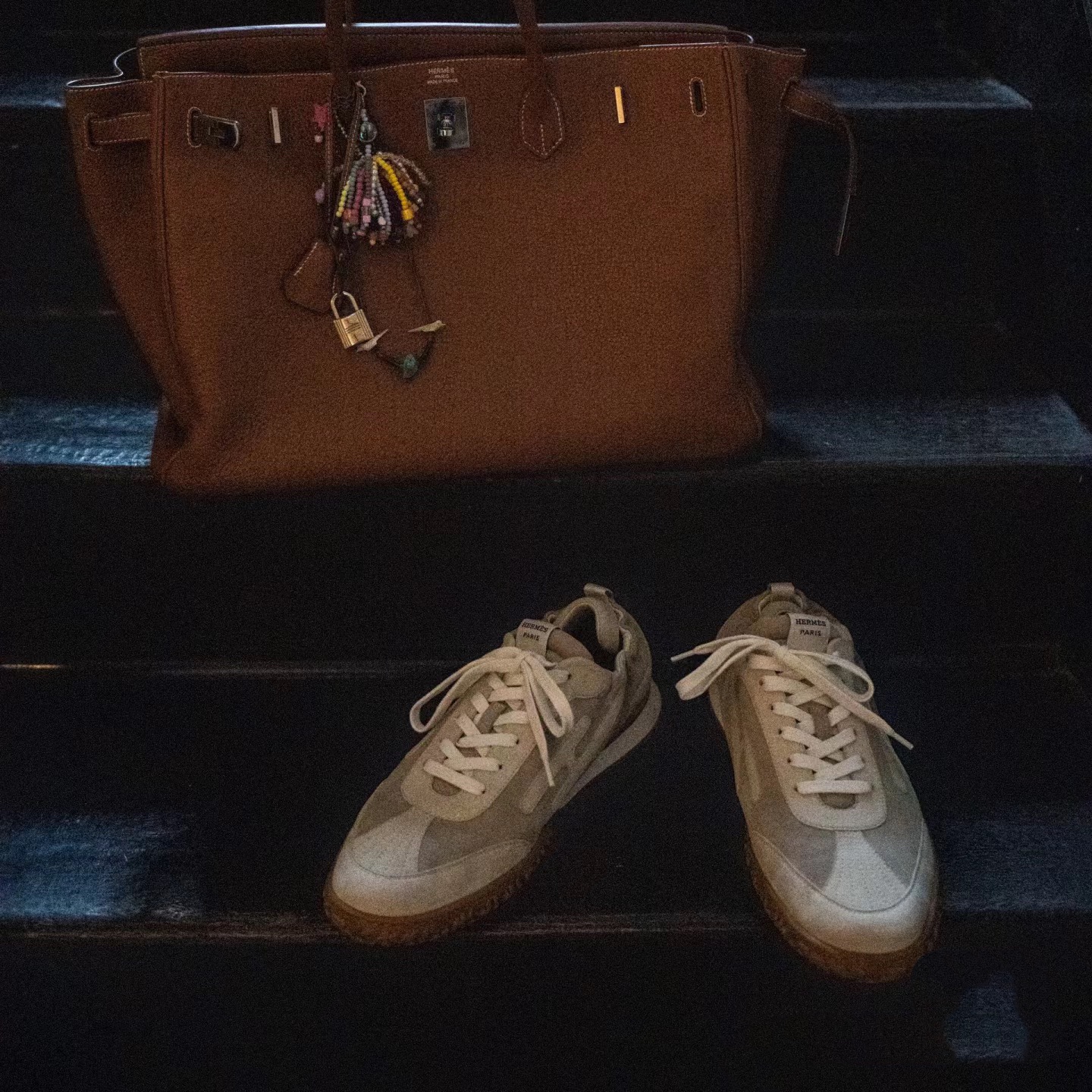 Hermes Jet Sneakers Suede Goatskin & Beige Esquisse Glaise 착용 스타일 - 1