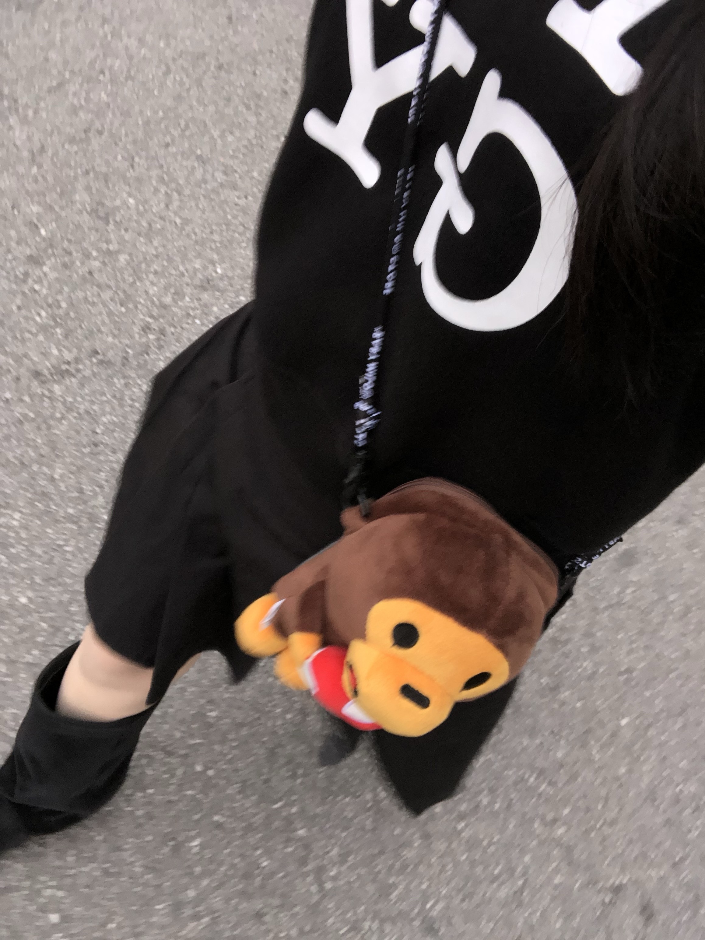 BAPE Baby Milo Plush Mobile Bag Brown 착용 스타일