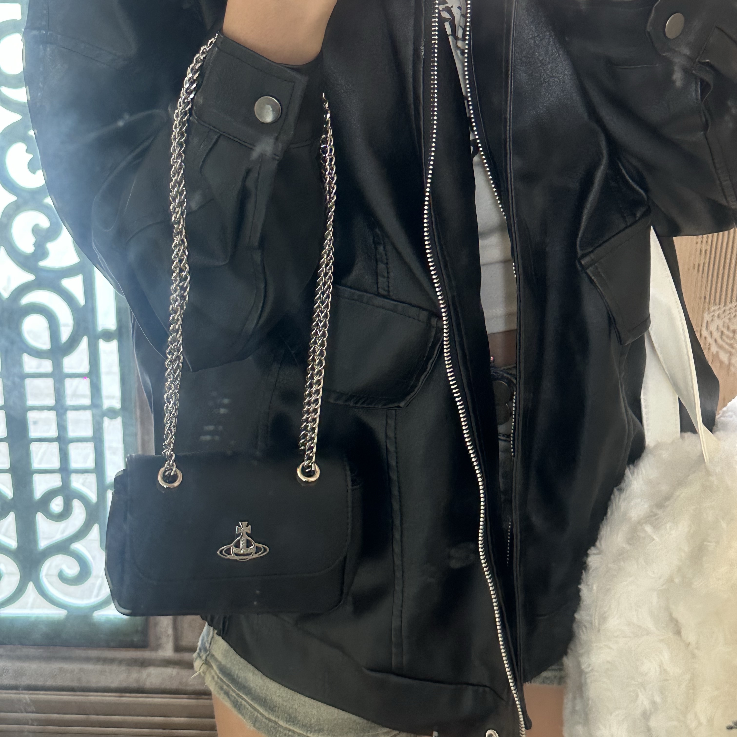 Vivienne Westwood Saffiano Biogreen Small Purse Cross Bag Black, Adidas Samba OG Cloud White 착용 스타일 - 2