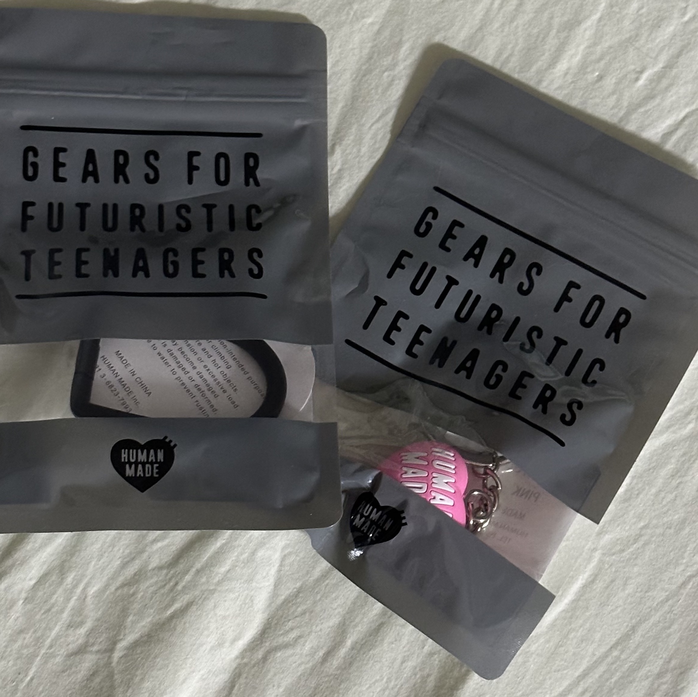 Human Made Heart Rubber Key Chain Pink, Human Made Heart Carabiner Black 착용 스타일 - 2