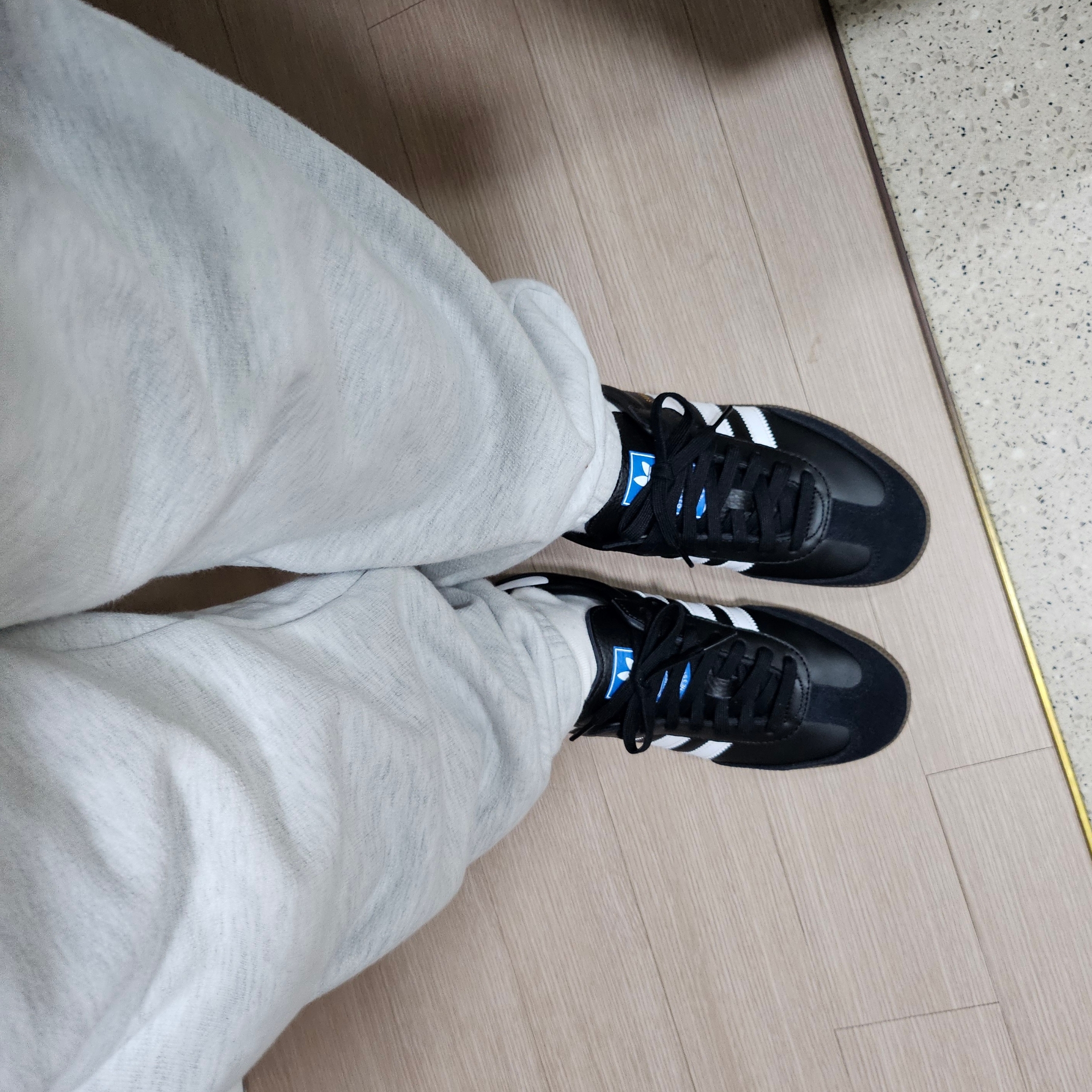 Adidas Samba OG Black White Gum 착용 스타일 - 1