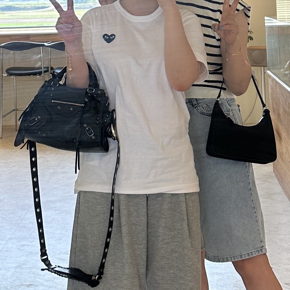 Balenciaga Neo Cagole XS Handbag Black, Prada Re-Edition 2005 Re-Nylon and Saffiano Mini Bag Black 착용 스타일