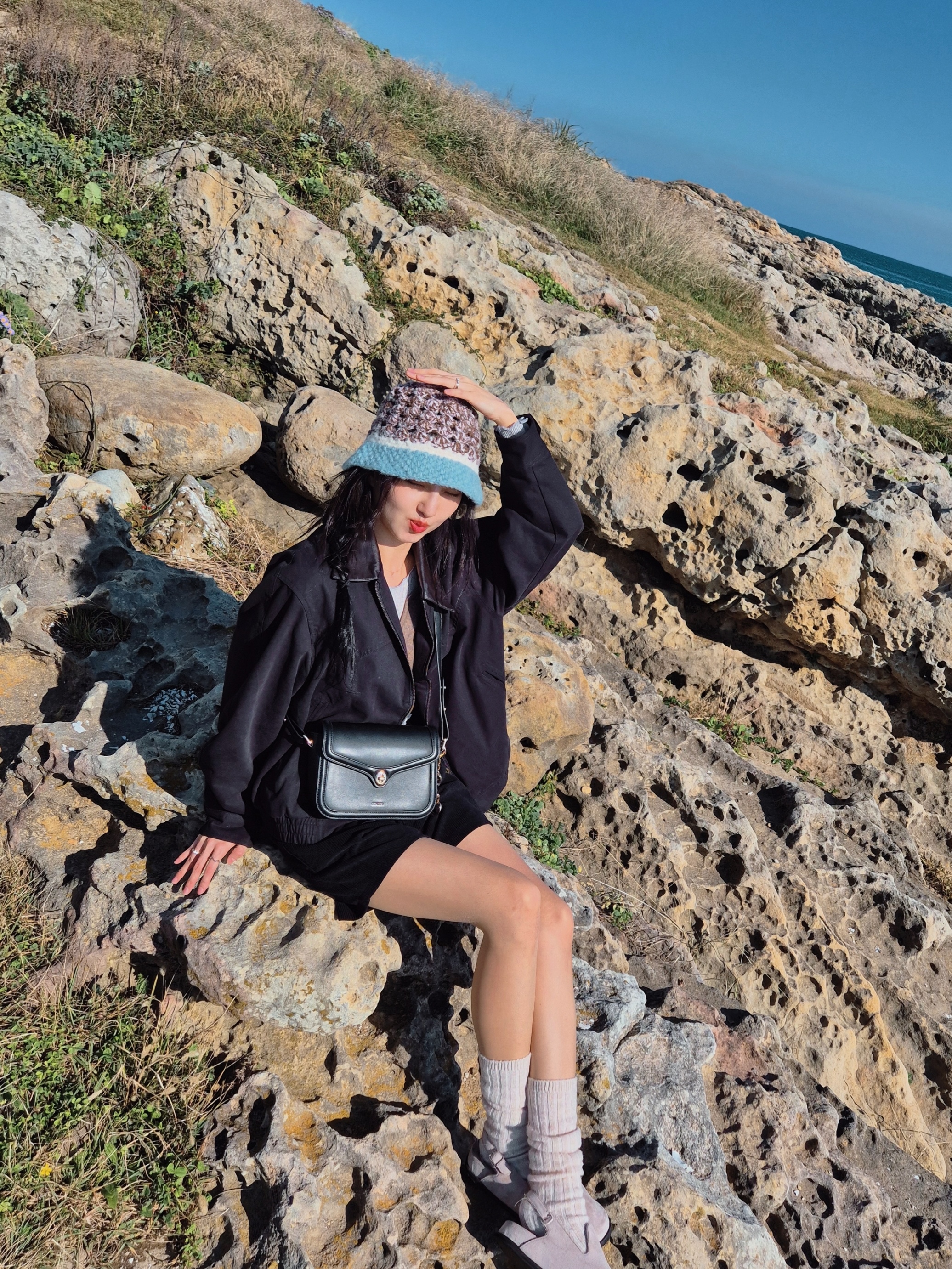 Allincomplete Shell Crochet Hat Brown & Aqua 착용 스타일 - 2