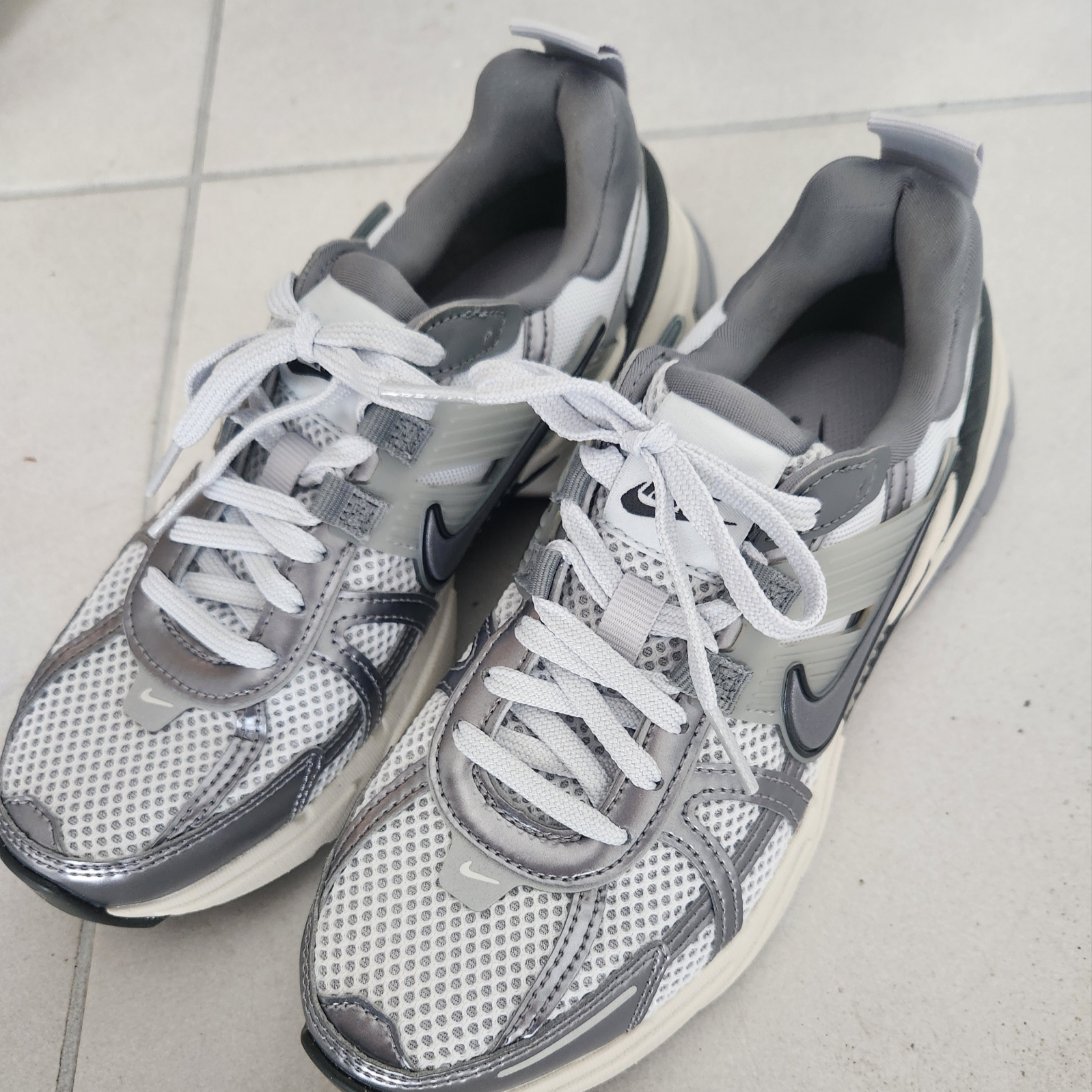 Nike V2K Run Pure Platinum Wolf Grey 착용 스타일