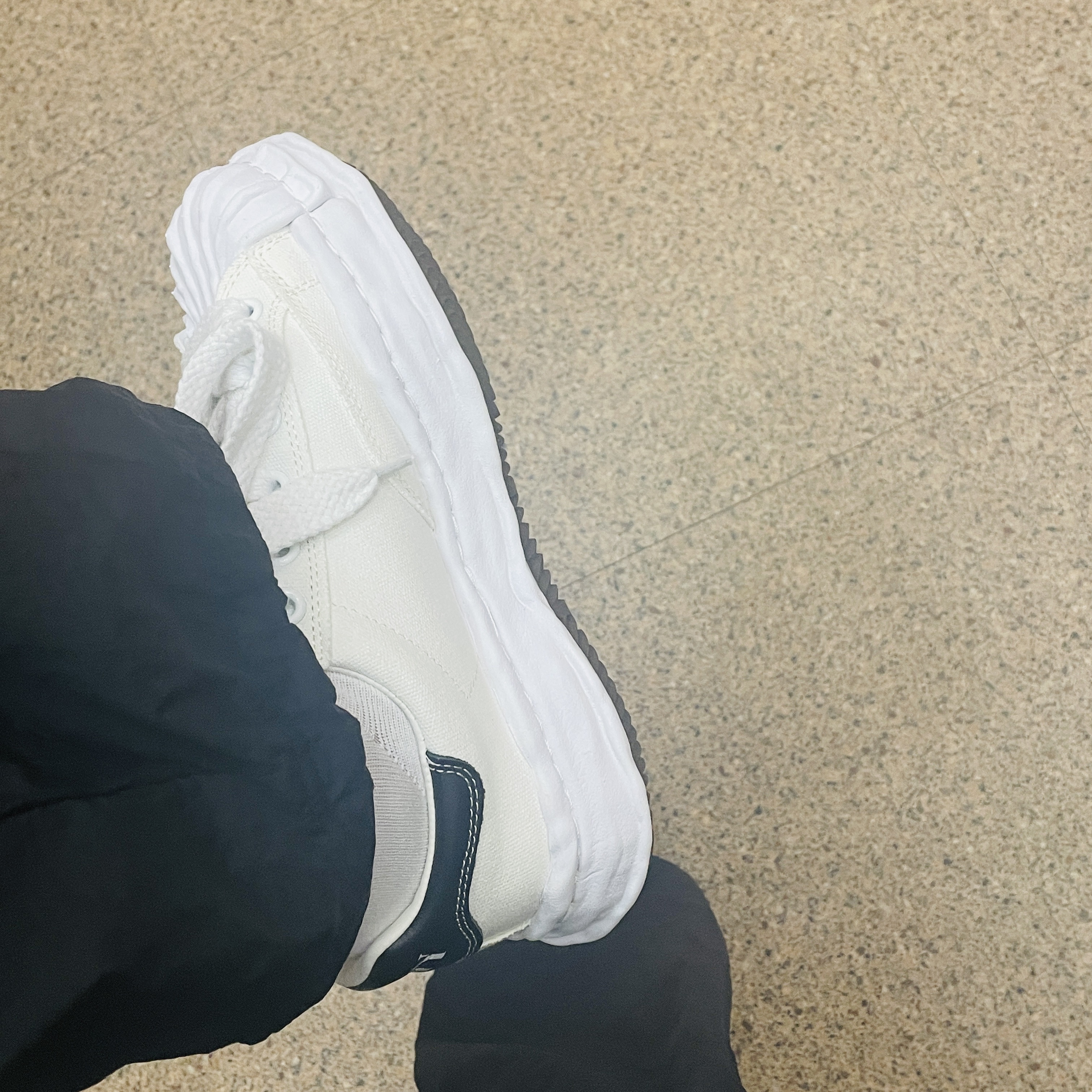 Maison Mihara Yasuhiro Blakey OG Sole Canvas Low-top Sneakers White 착용 스타일 - 3