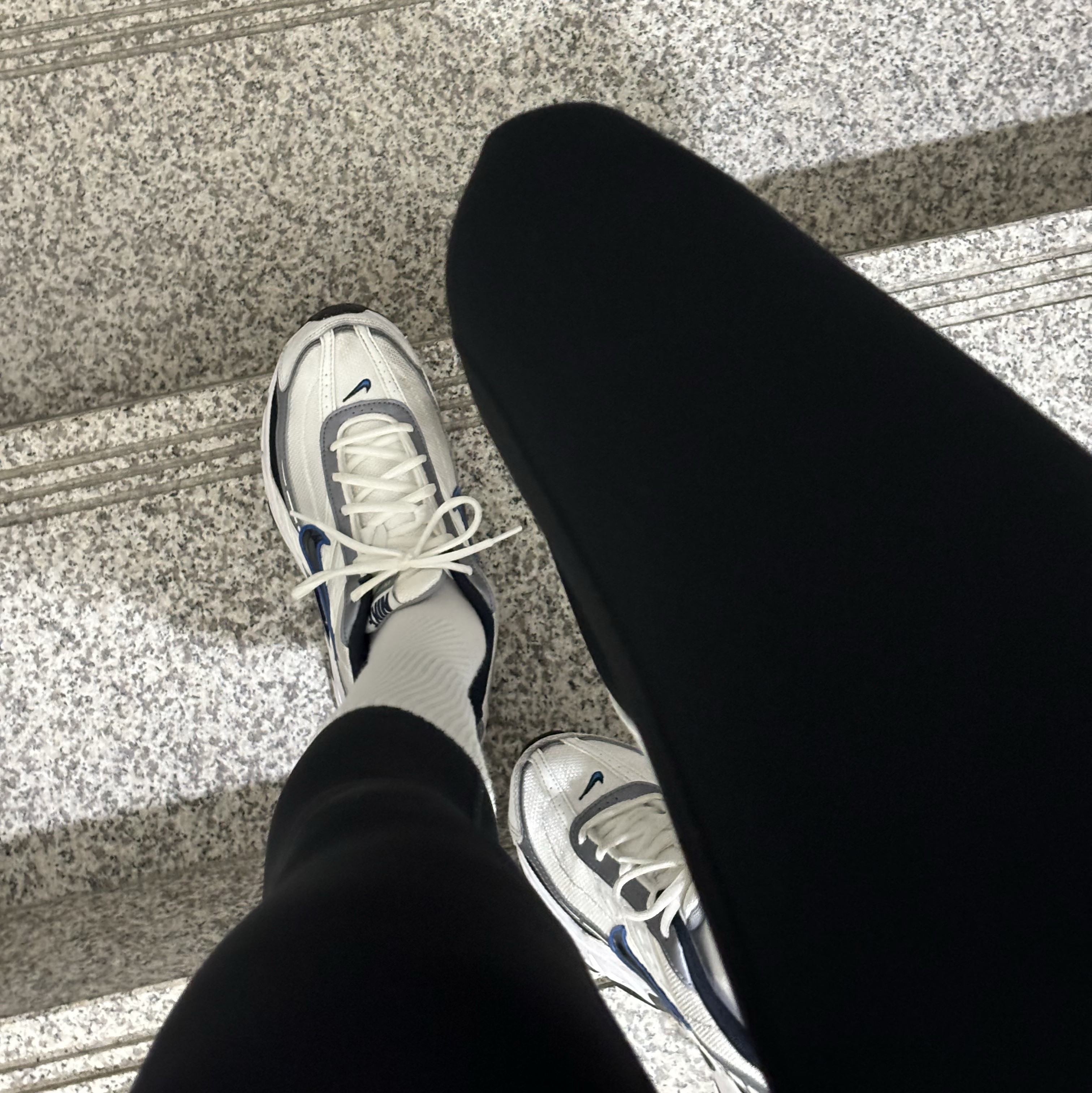 Nike Initiator White Obsidian Metallic Cool Grey 착용 스타일