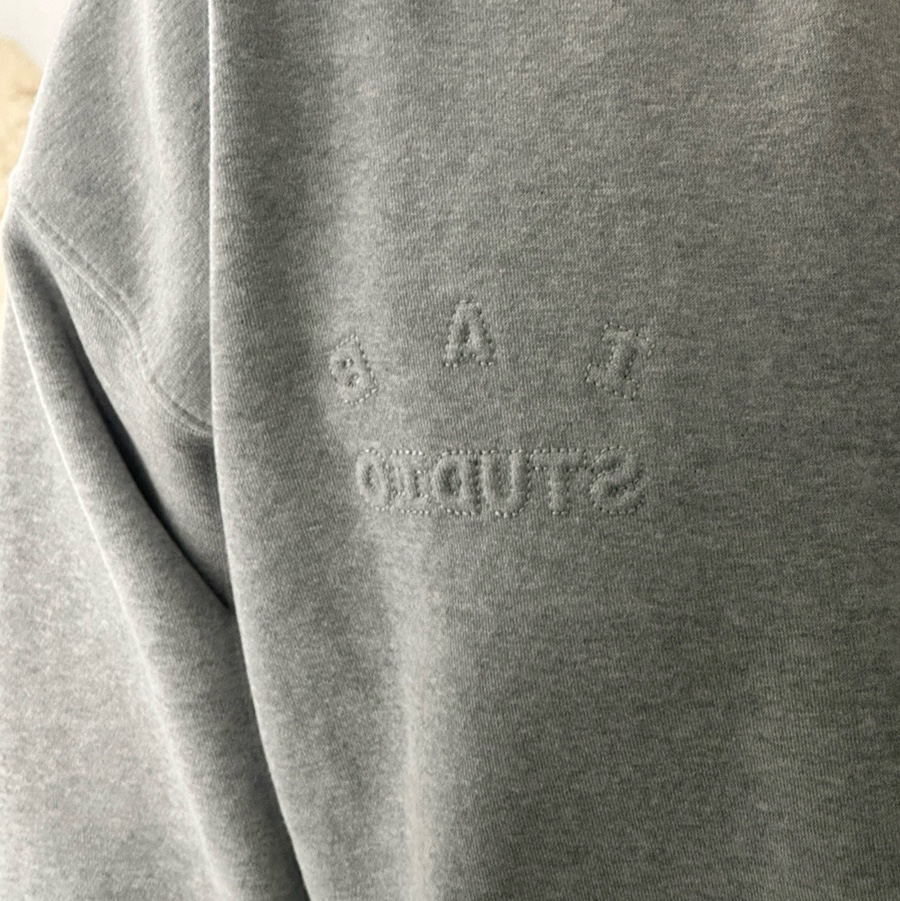 IAB Studio Embossed Sweatshirt Gray 착용 스타일