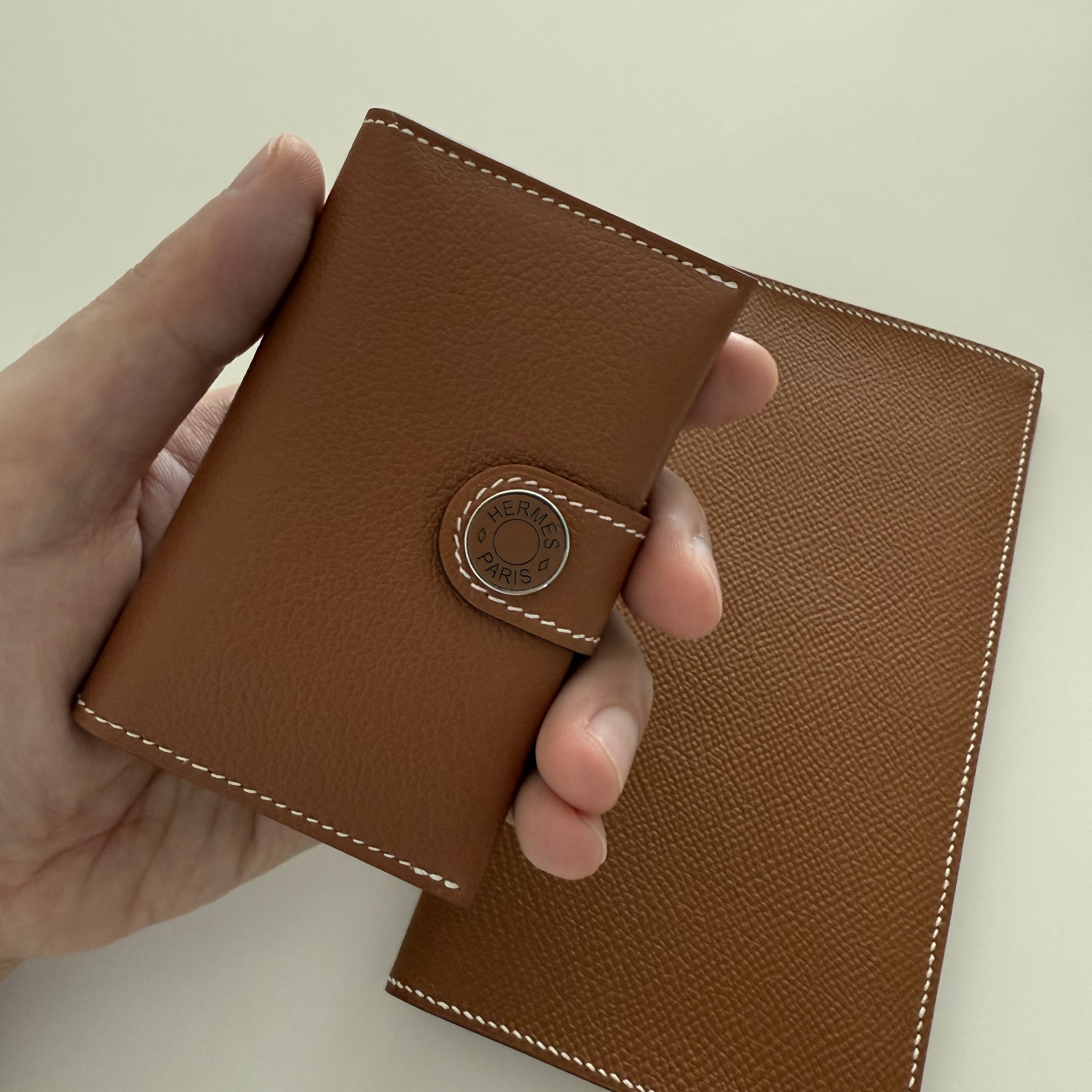 Hermes R.M.S Card Holder Evercolor & Palladium Gold 착용 스타일