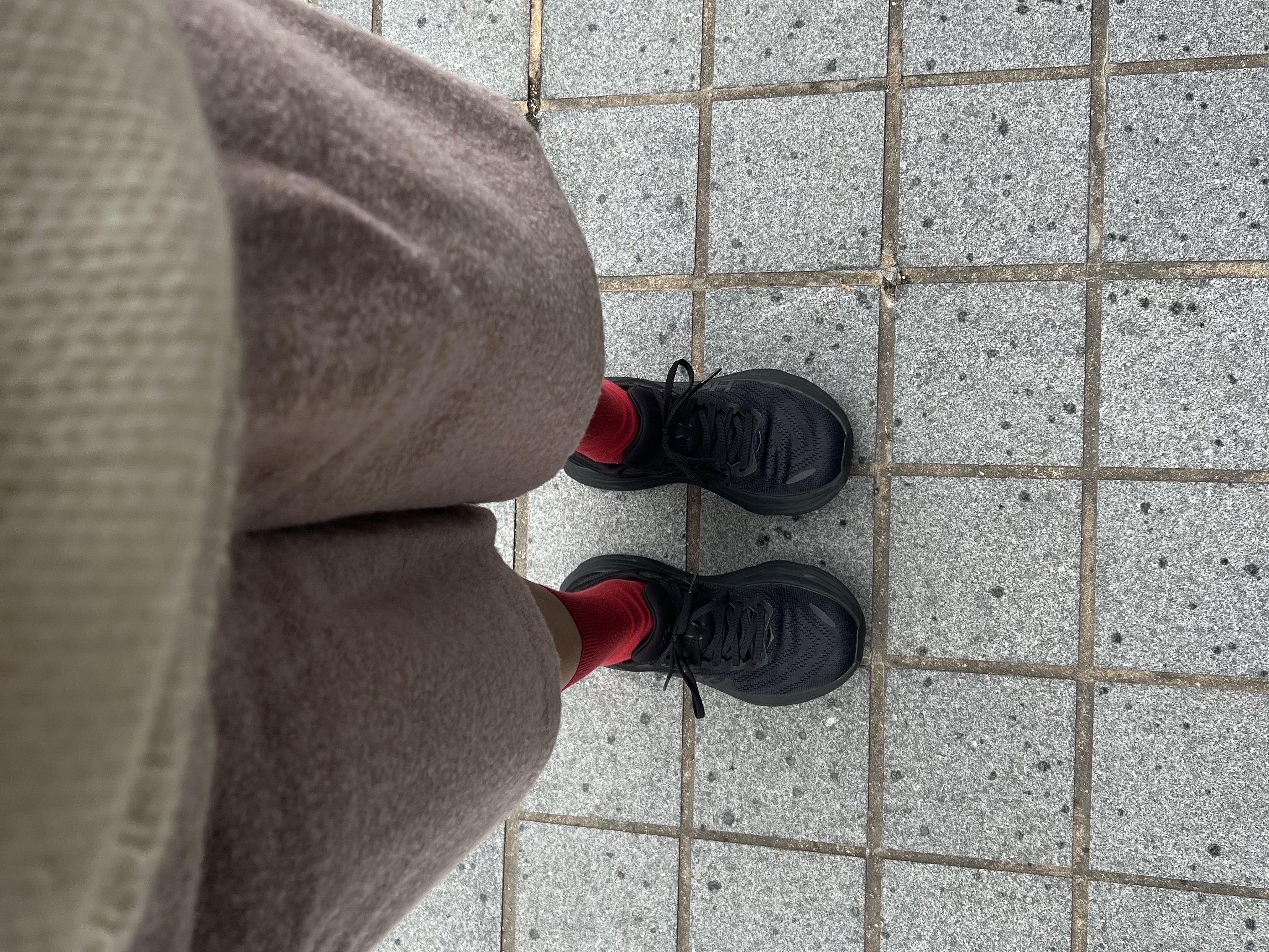 Hoka Bondi 8 Black - Wide 착용 스타일 - 1