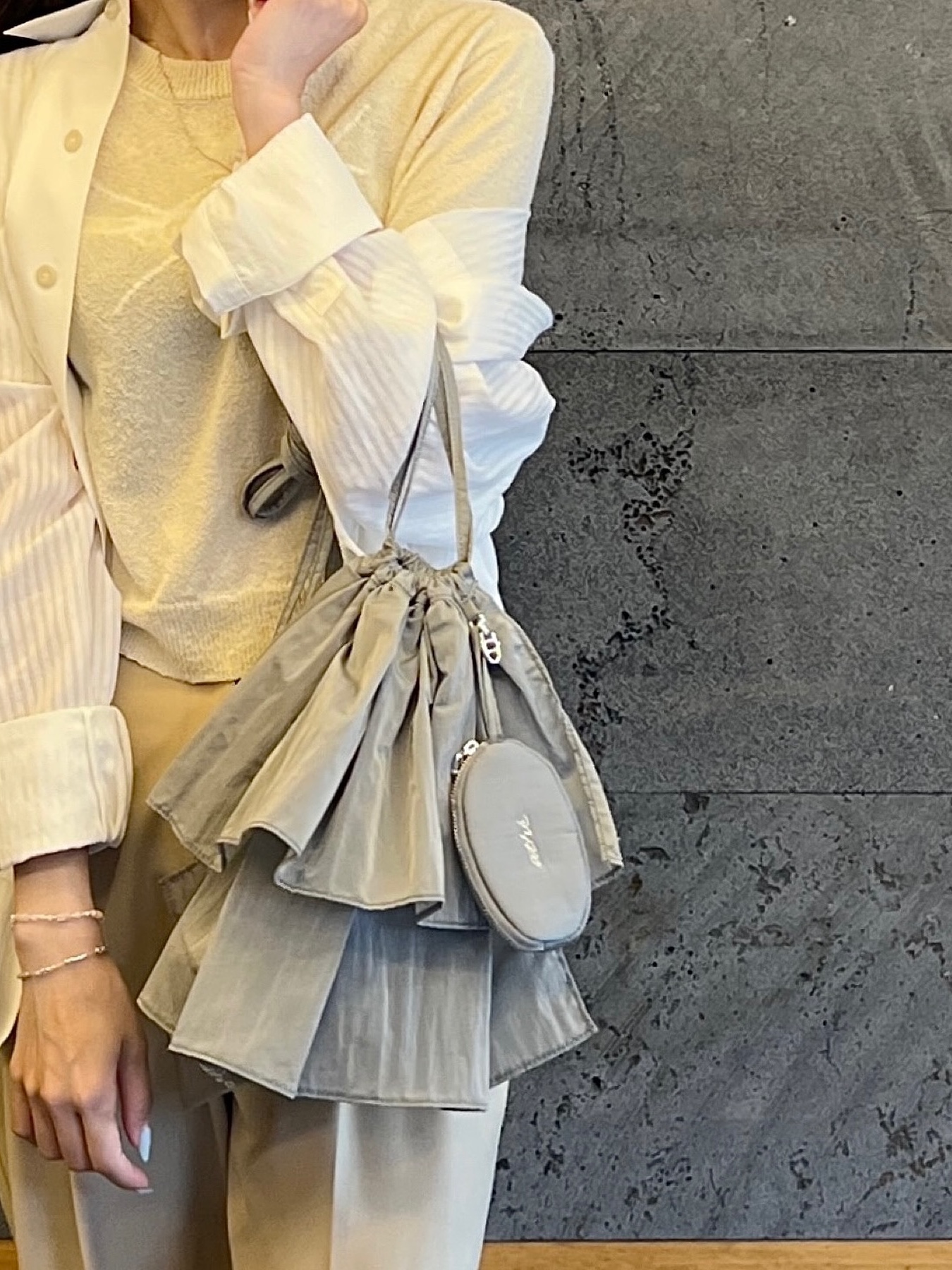 Athe Vanessabruno Prill Backpack And Shoulder Bag Gray 착용 스타일 - 5