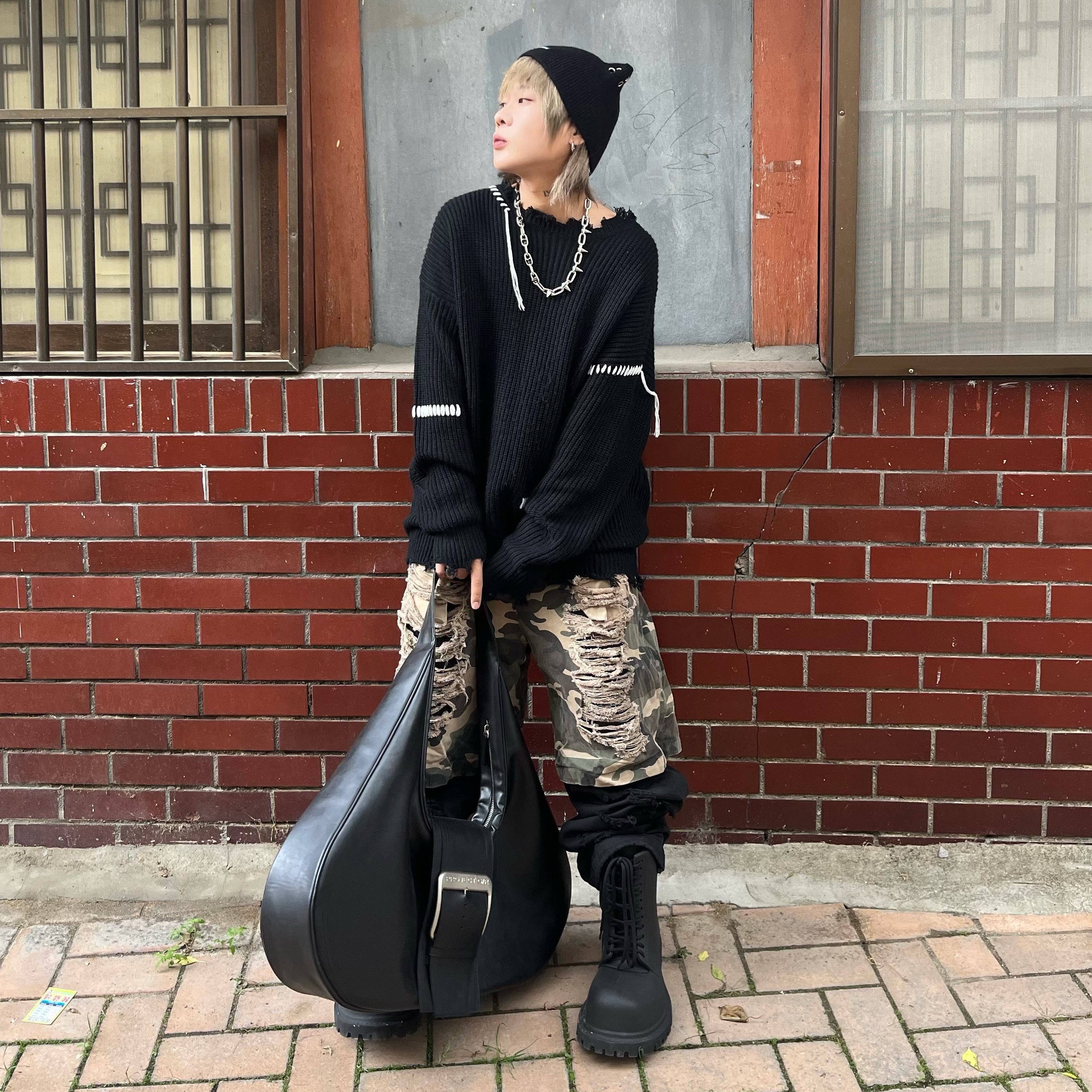 Balenciaga XL Army Boots Full Eva Black, Project G/R Mega Buckle Hobo Bag Black 착용 스타일 - 2