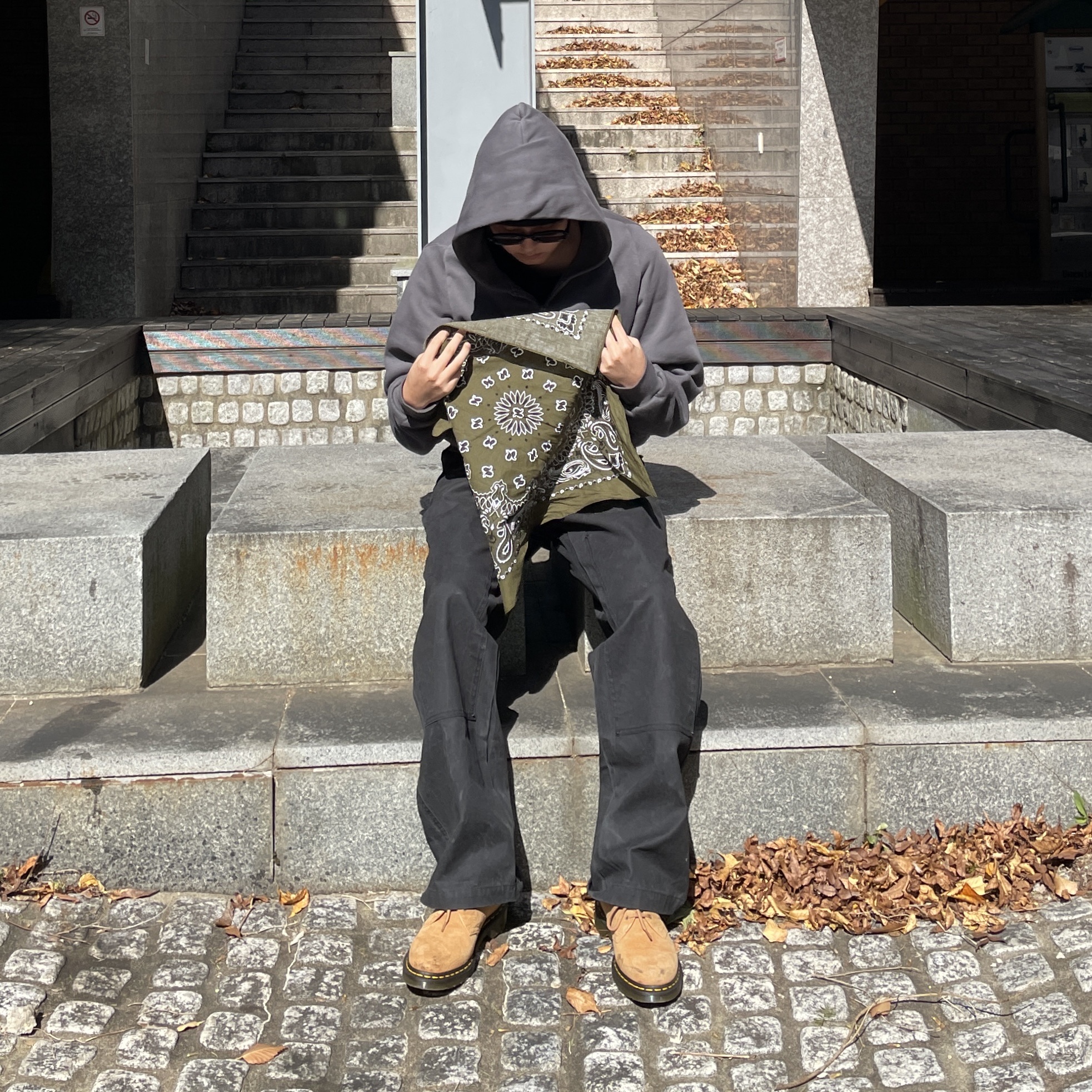 Yeezy YZY Zip-Up Hoodie Dark Grey 착용 스타일 - 2