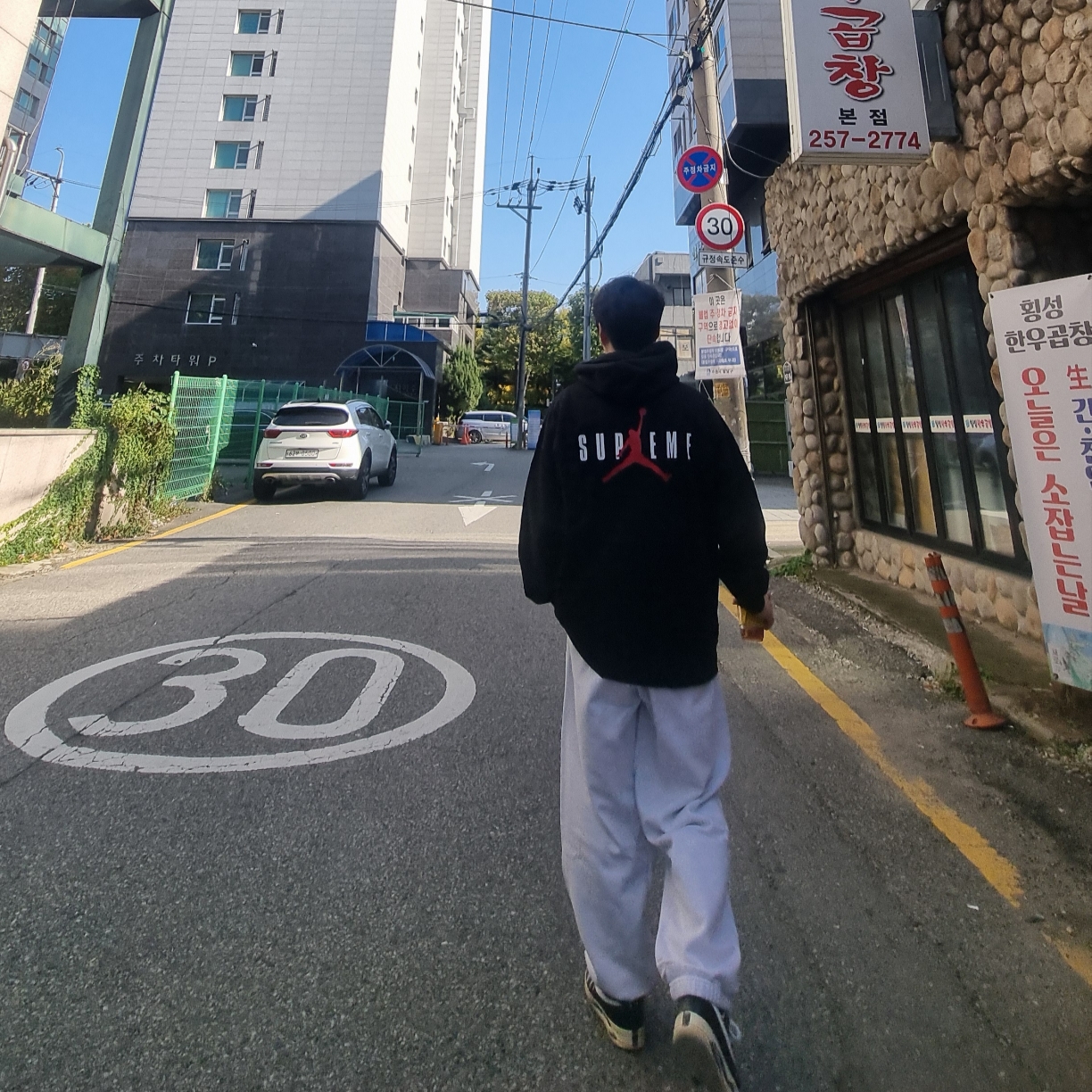 Supreme x Jordan Hooded Sweatshirt Black - 24FW, Supreme x Jordan Sweatpants Ash Grey - 24FW 착용 스타일 - 4