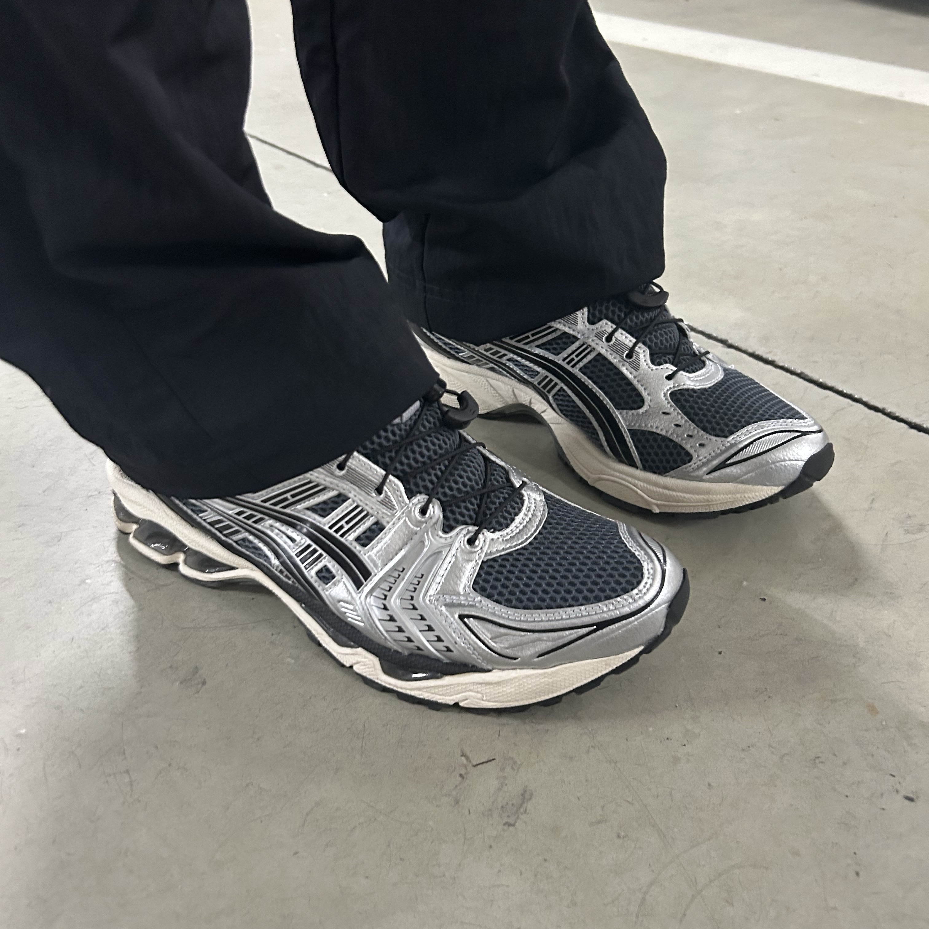 Asics Unlimited Gel-Kayano 14 Carrier Grey Black 착용 스타일