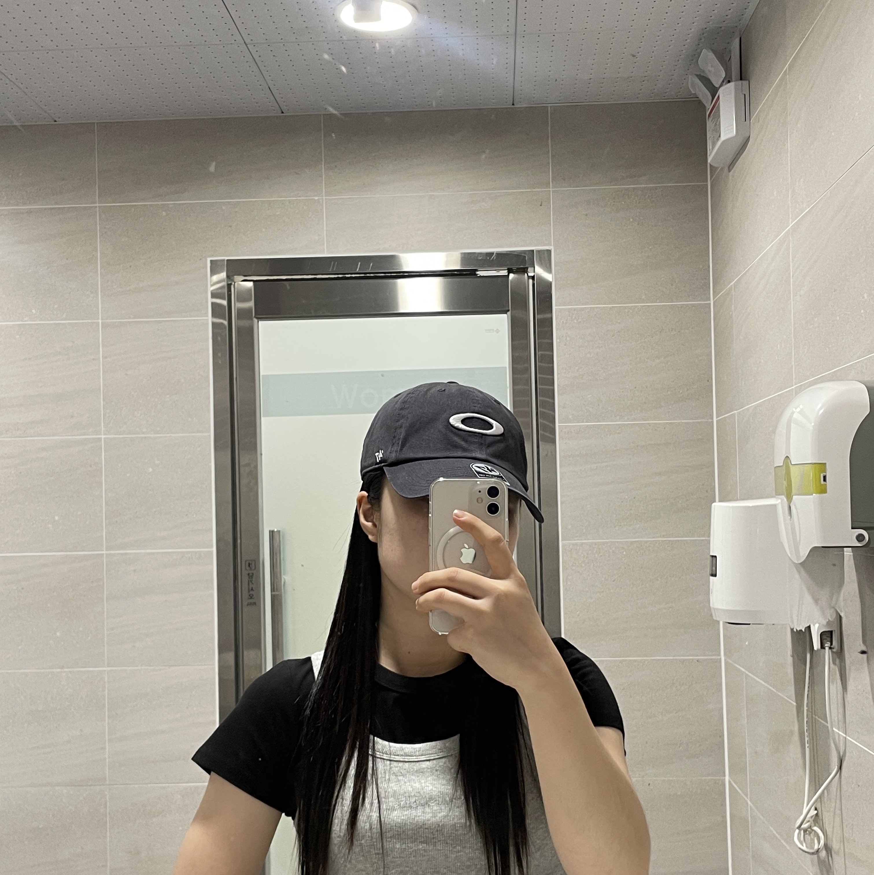 Oakley Remix Dad Hat Blackout 착용 스타일