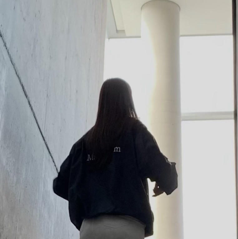 (W) Matin Kim Logo Coating Jumper Navy 착용 스타일