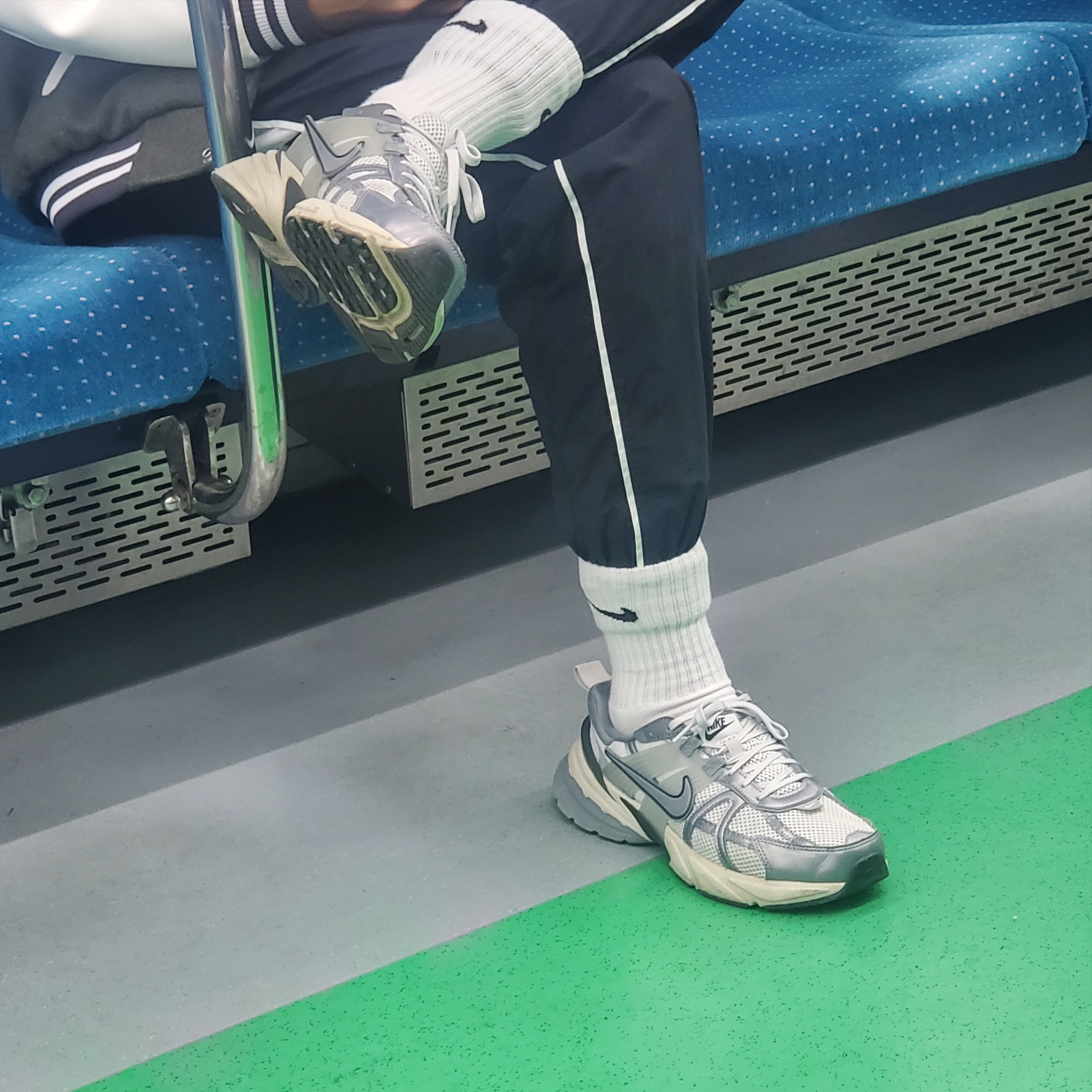 Nike V2K Run Pure Platinum Wolf Grey, Nike Air Max 95 White Black 착용 스타일 - 1