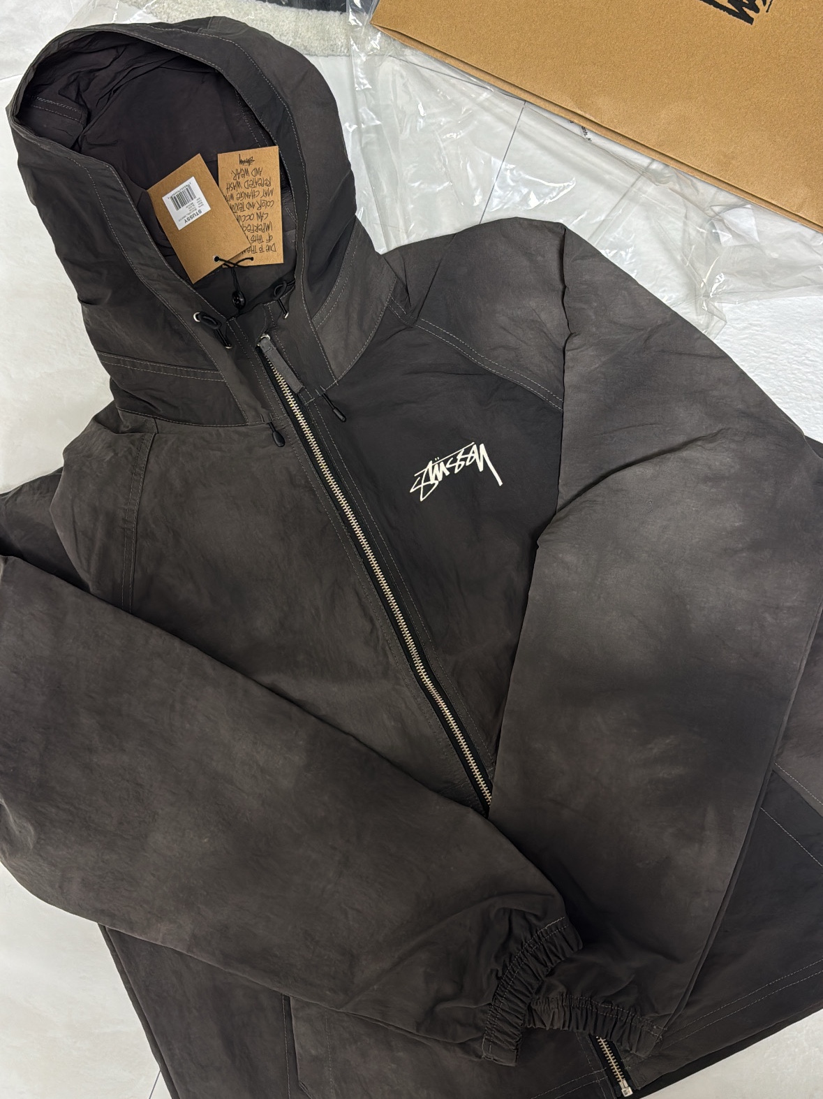 Stussy Wave Dye Beach Shell Jacket Black 착용 스타일 - 1