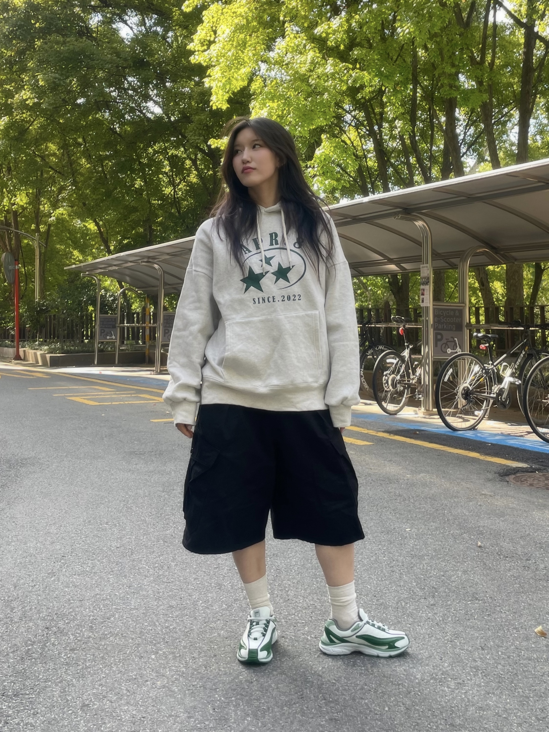 Fila Interun White Green, THREETOEIGHTY Bermuda Pants Black 착용 스타일 - 3