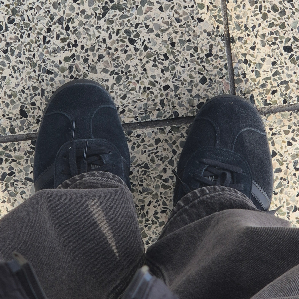 Adidas Gazelle Triple Black 착용 스타일 - 2