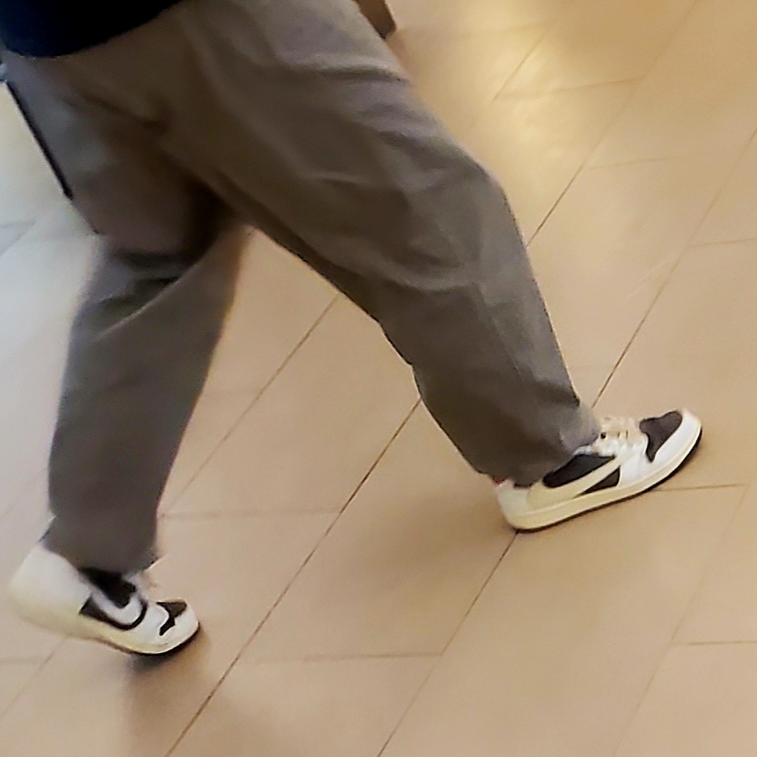 Jordan 1 x Travis Scott Retro Low OG SP Sail and Ridgerock 착용 스타일