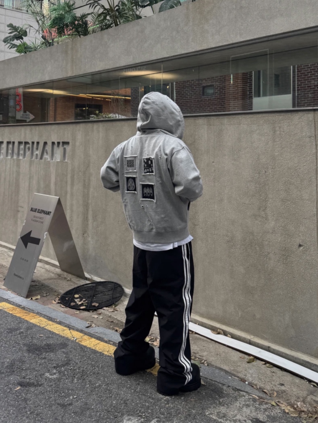 Stussy Basic Stussy Zip Hoodie Black 2023, Nonnod x Shinsegae Distressed Zip-Up Hoodie Washed Black 착용 스타일 - 5