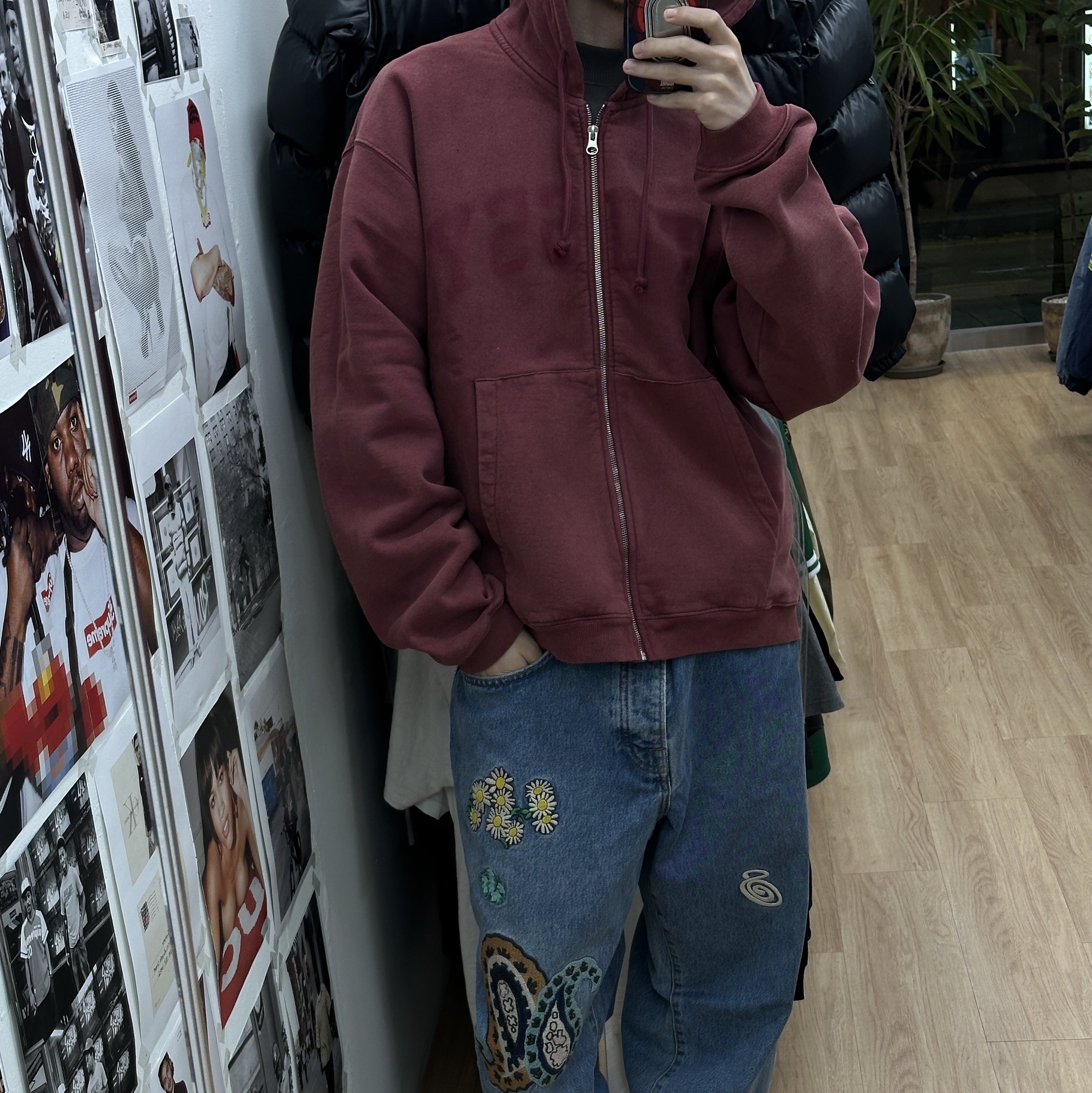 Stussy Faded Graphic Zip Hoodie Burgundy 착용 스타일 - 2
