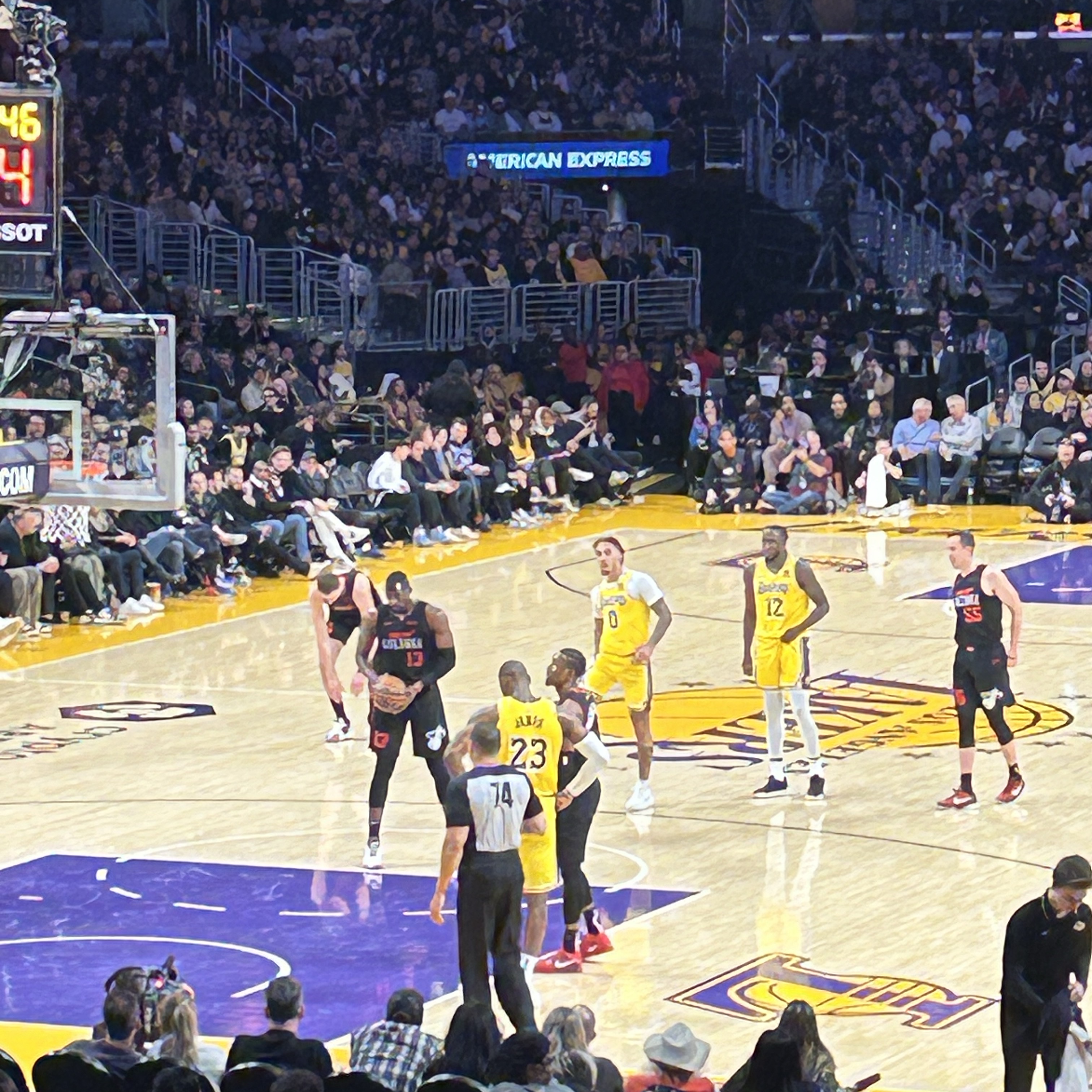 Nike LeBron James LA Lakers Association Edition 2022/23 NBA Swingman Jersey White 착용 스타일 - 3