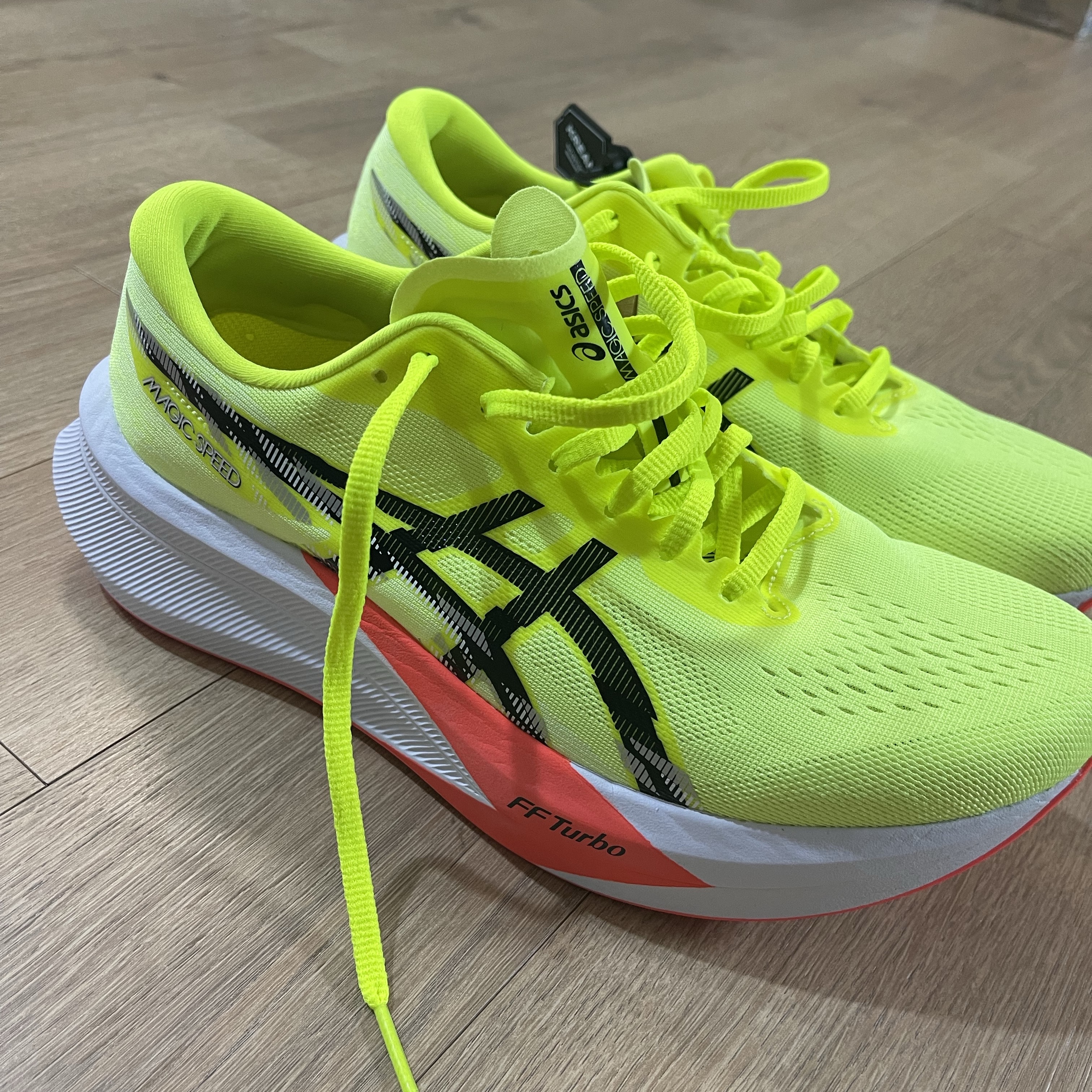 Asics Magic Speed 4 Safety Yellow Black 착용 스타일