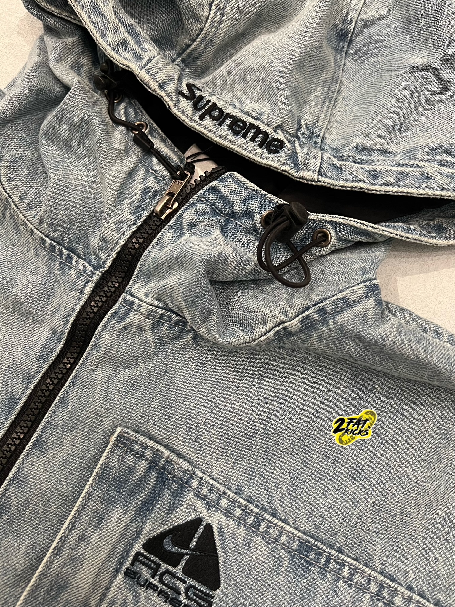 Supreme x Nike ACG Denim Pullover Washed Blue - 22FW, Supreme x Nike ACG Denim Pullover Black - 22FW 착용 스타일 - 7