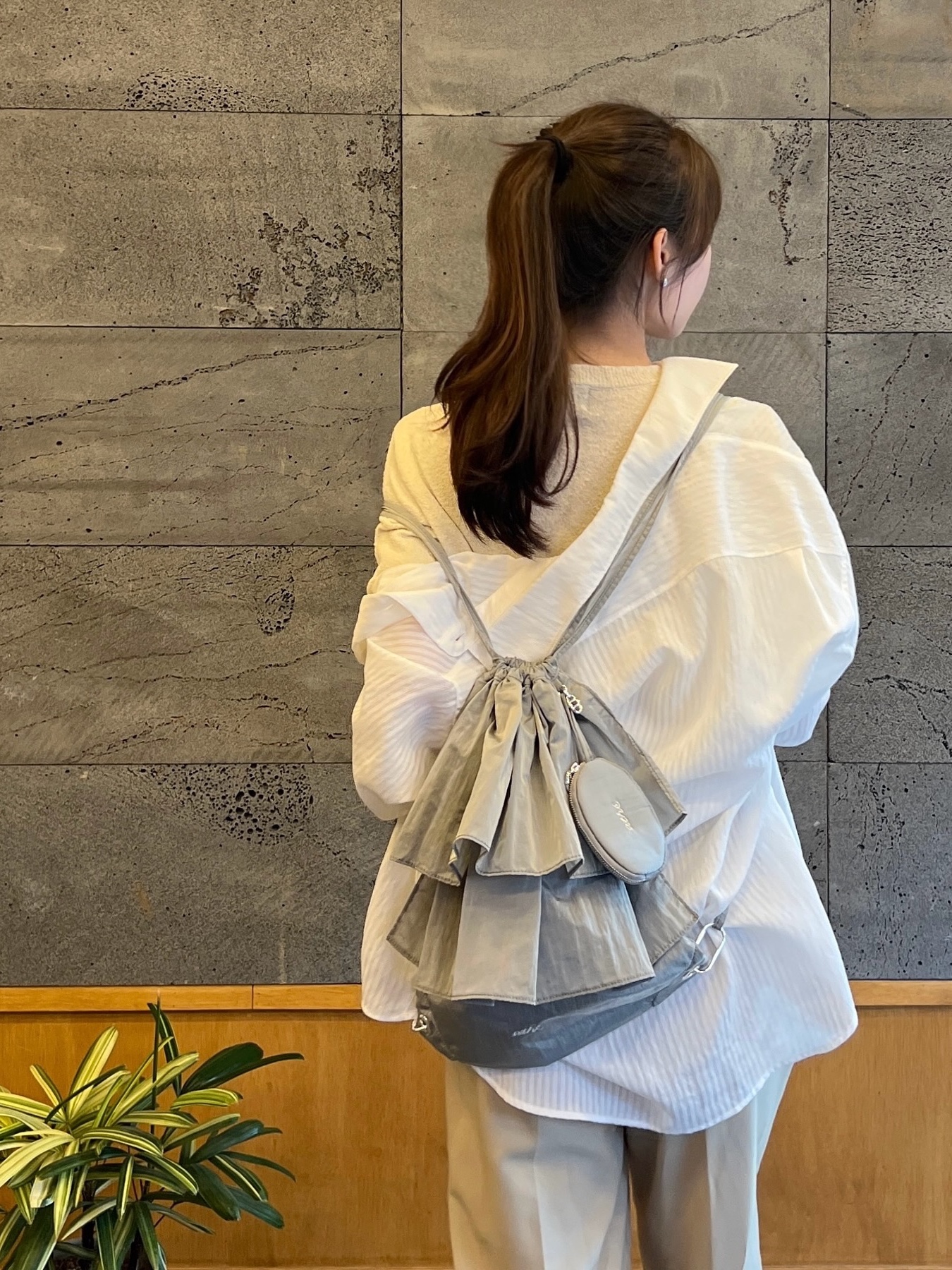Athe Vanessabruno Prill Backpack And Shoulder Bag Gray 착용 스타일 - 4