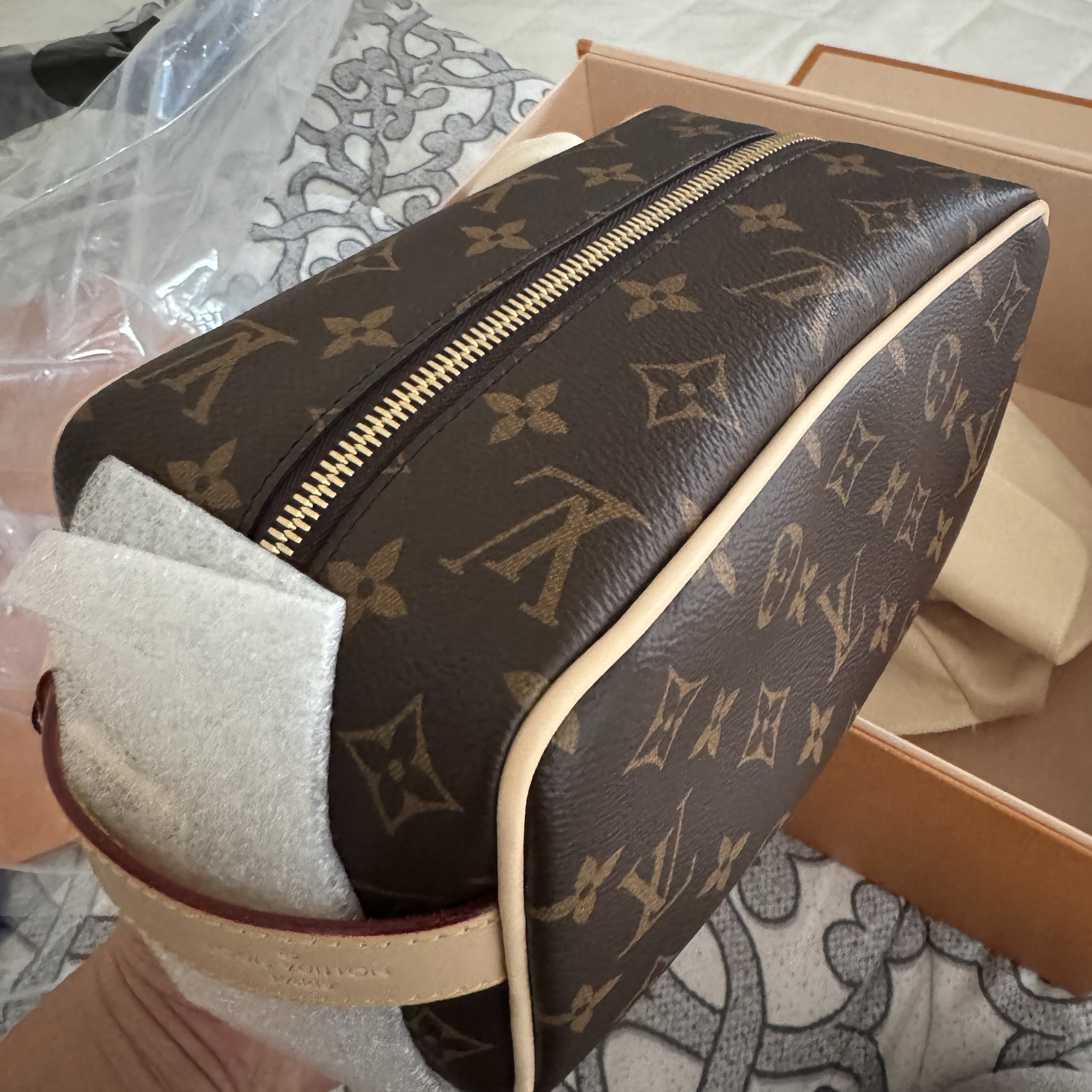 Louis Vuitton Locker Dopp Kit Monogram 착용 스타일 - 1