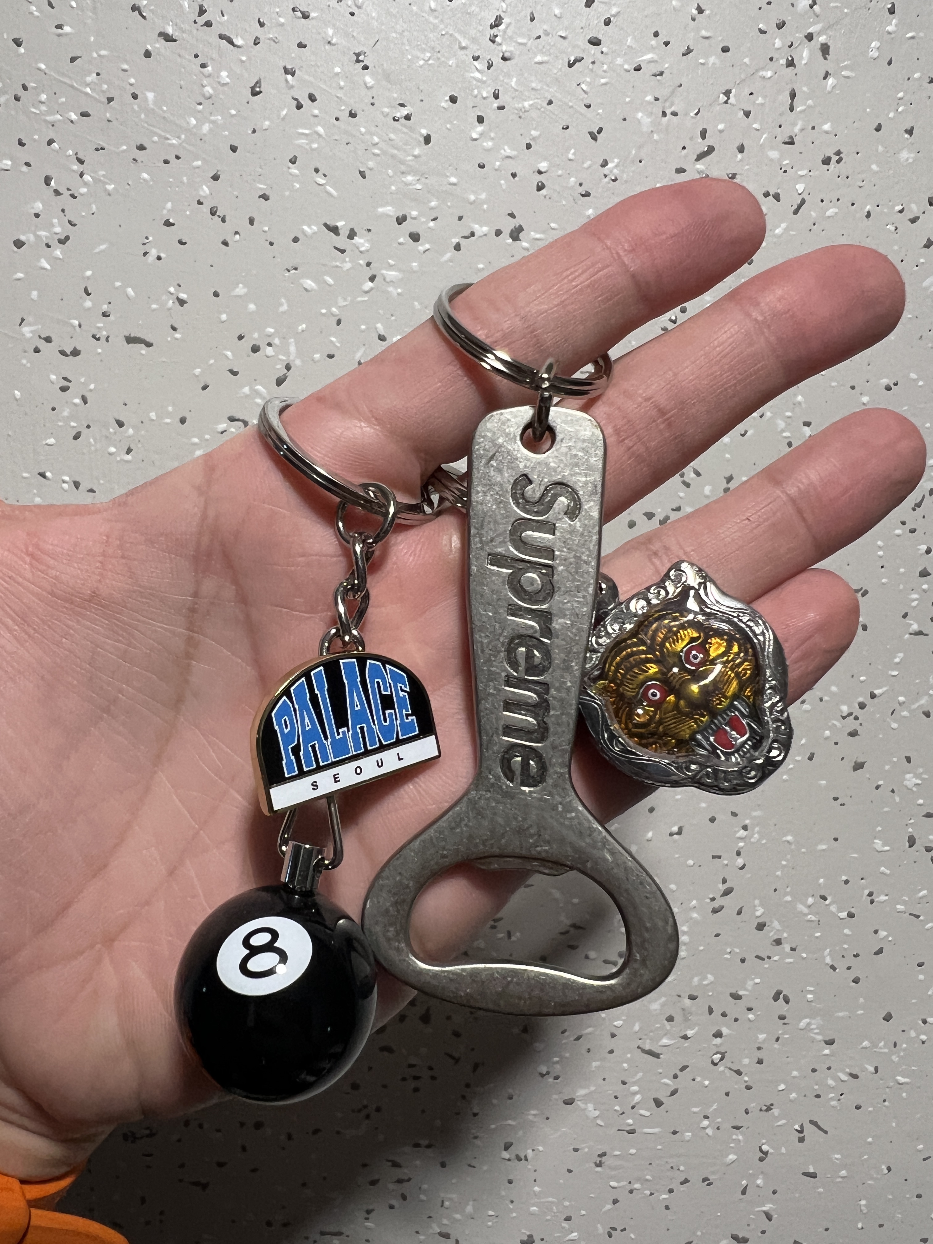 Supreme Tiger Keychain Silver - 24FW, Supreme Bottle Opener Keychain Silver - 24FW 착용 스타일