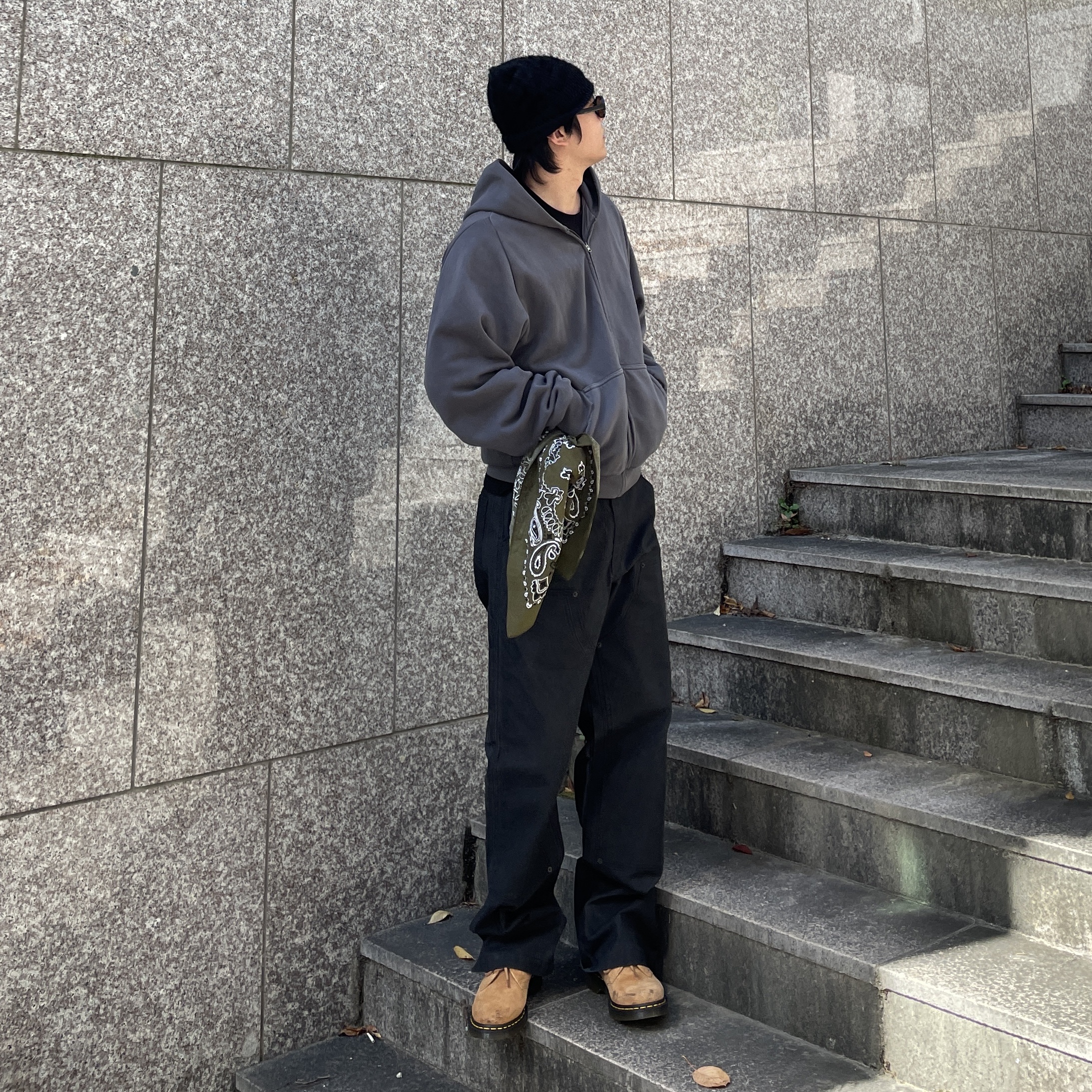 Yeezy YZY Zip-Up Hoodie Dark Grey 착용 스타일 - 3