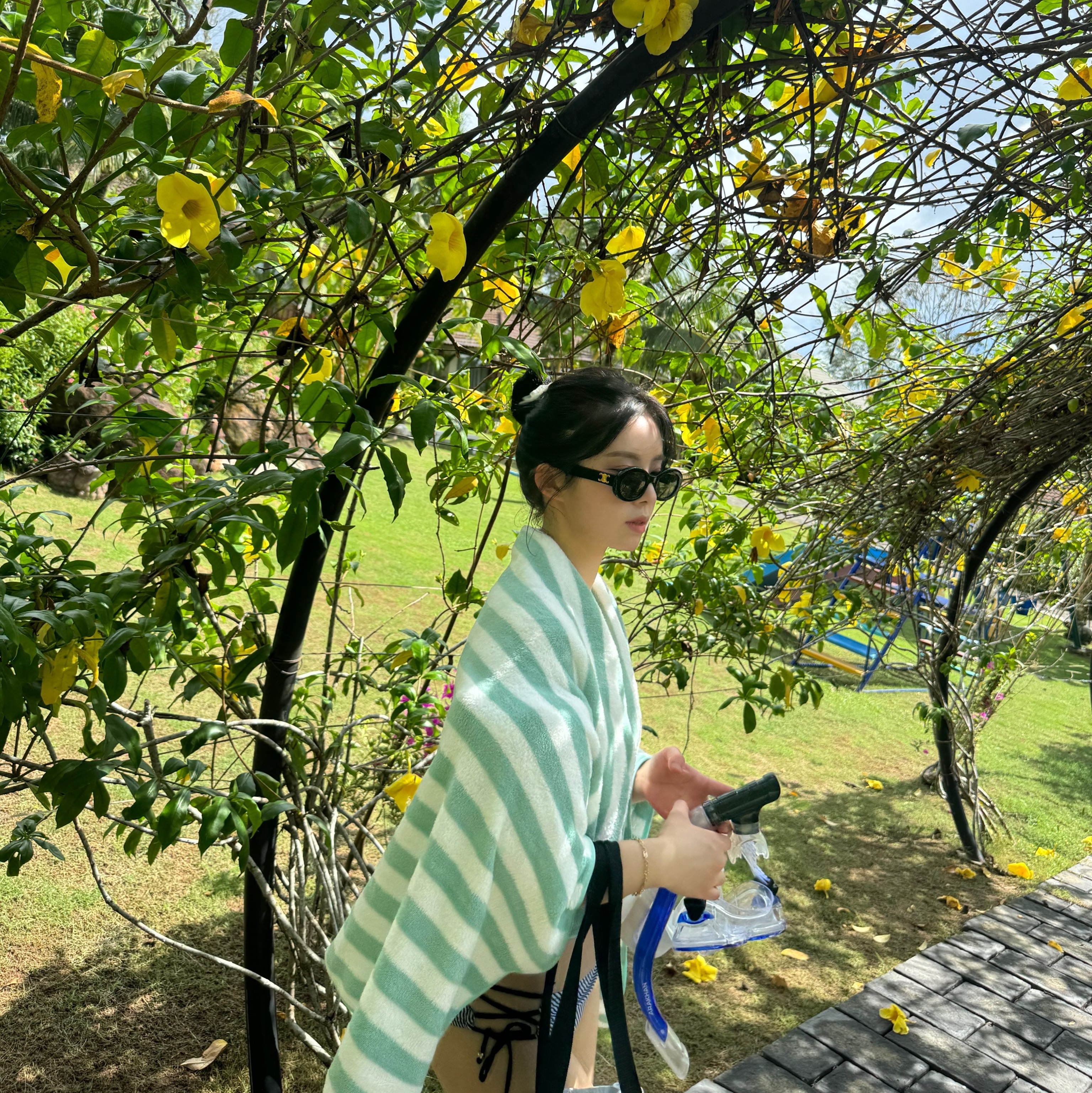 (W) Celine Triomphe 01 Sunglasses in Acetate Black 착용 스타일 - 3