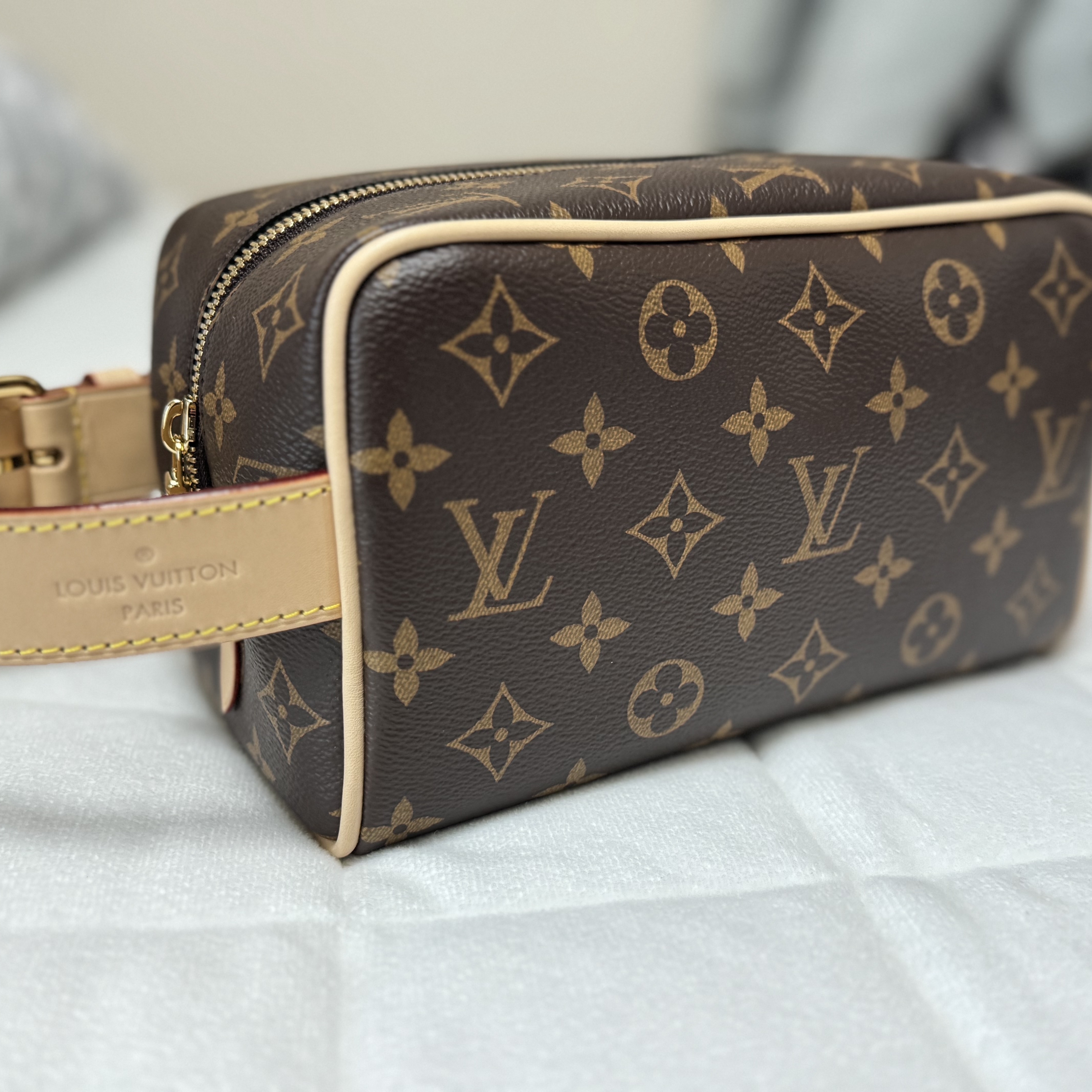 Louis Vuitton Locker Dopp Kit Monogram 착용 스타일 - 3