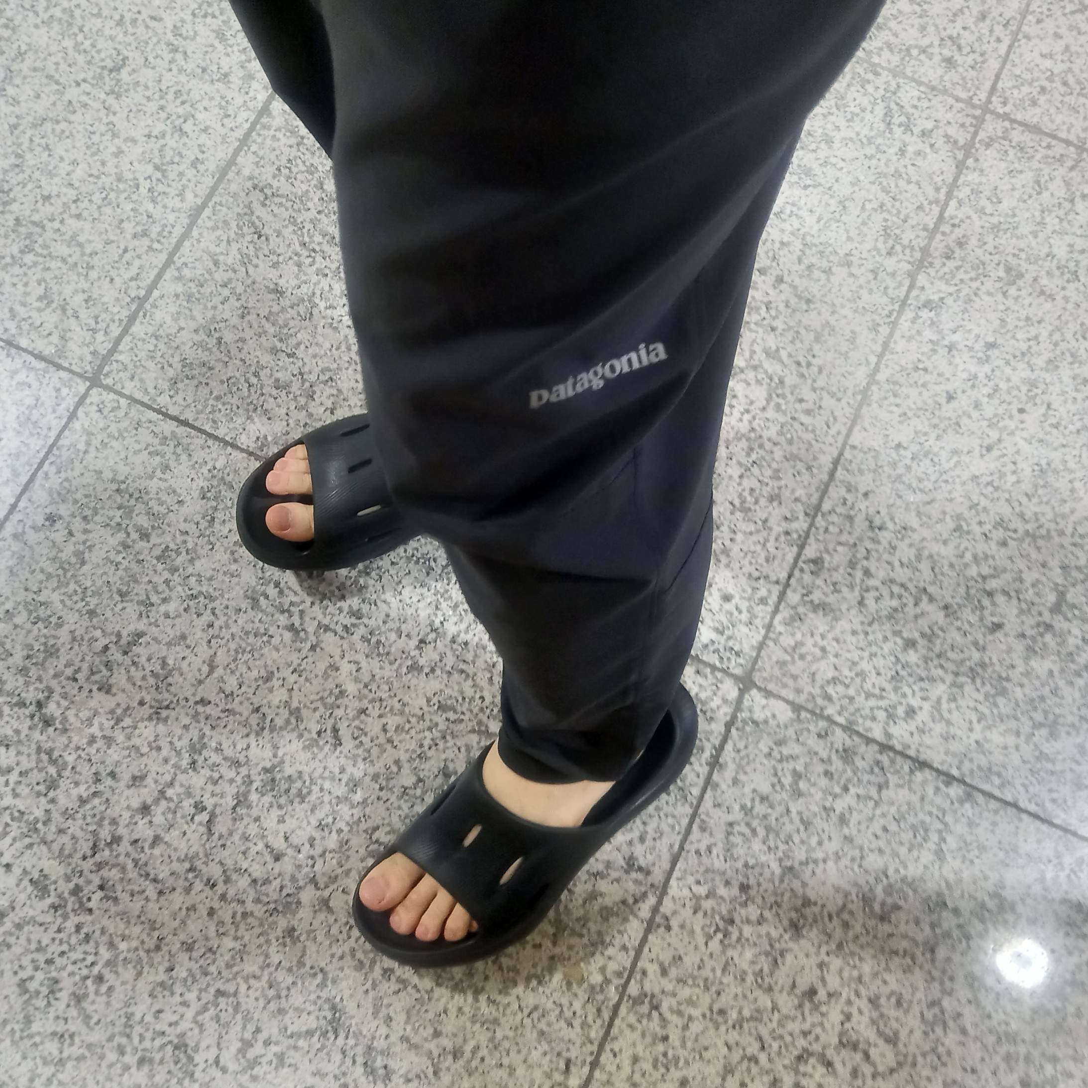 Arc'teryx Atom SL Hoody Arctic Silk, Hoka Ora Recovery Slide 3 Black 착용 스타일 - 2