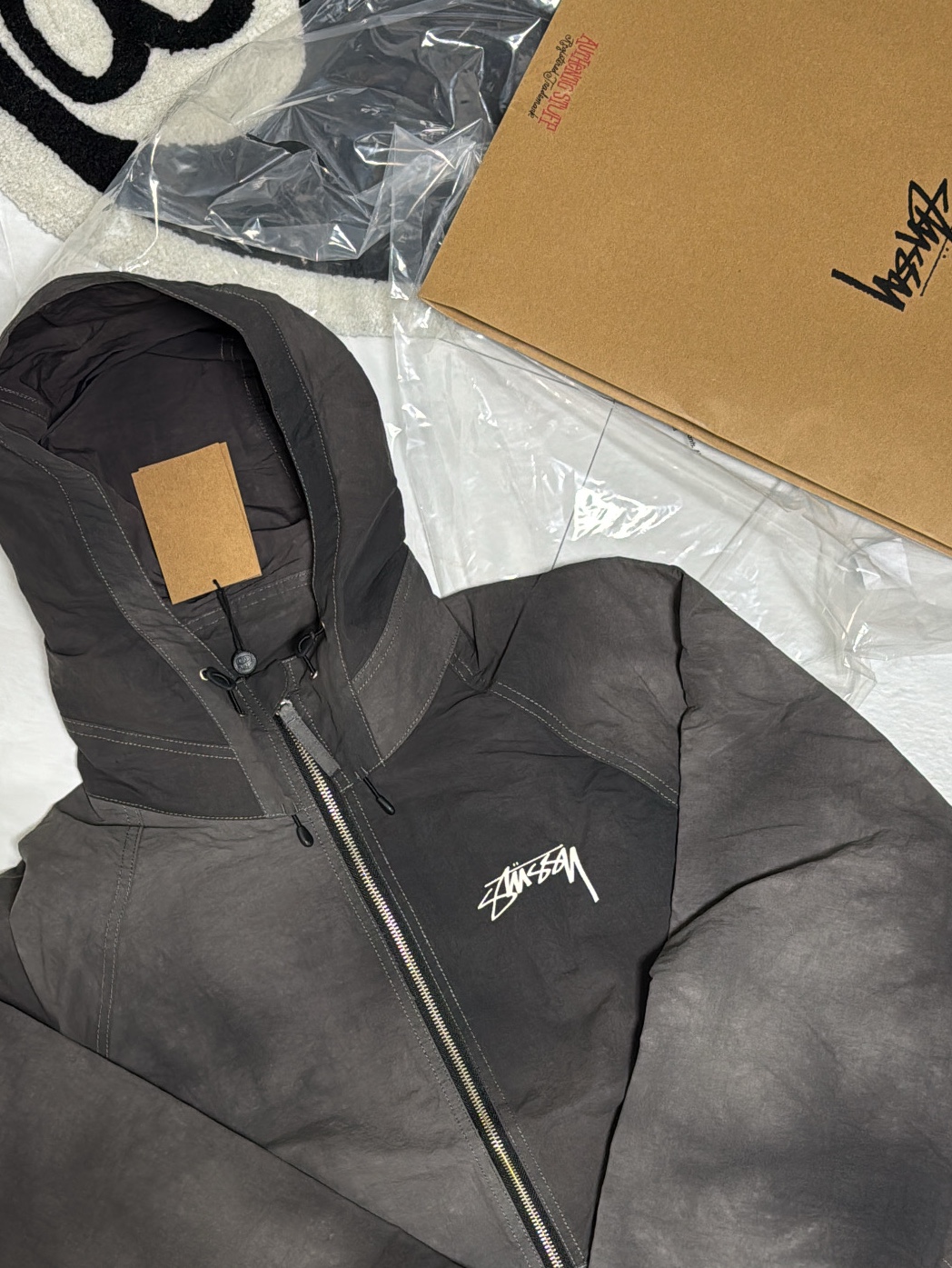 Stussy Wave Dye Beach Shell Jacket Black 착용 스타일 - 3