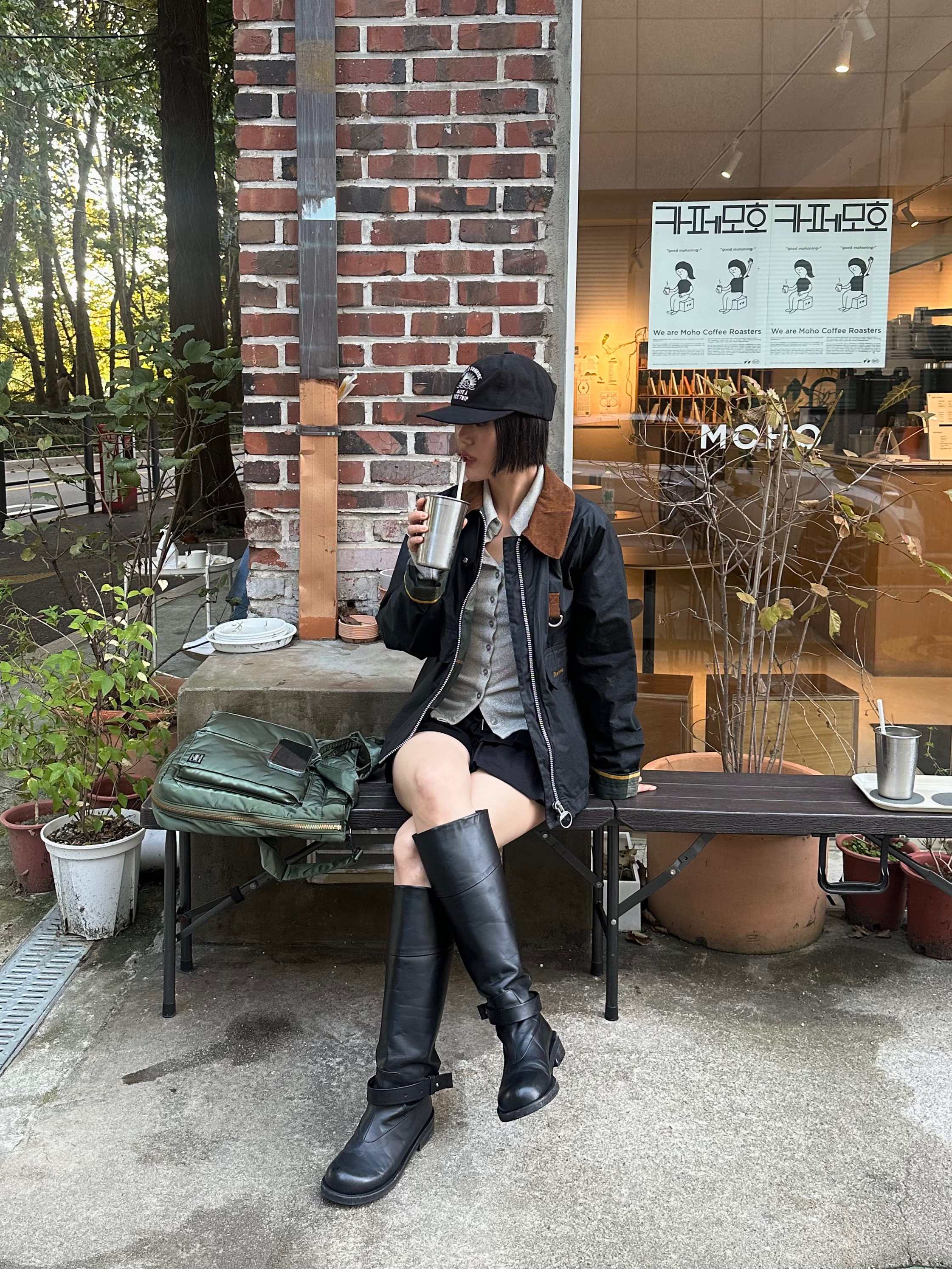 Hello Sunrise VTG Arch Logo Relaxed Fit Cap Black, Porter Tanker 2Way Tote Bag Sage Green 착용 스타일 - 1