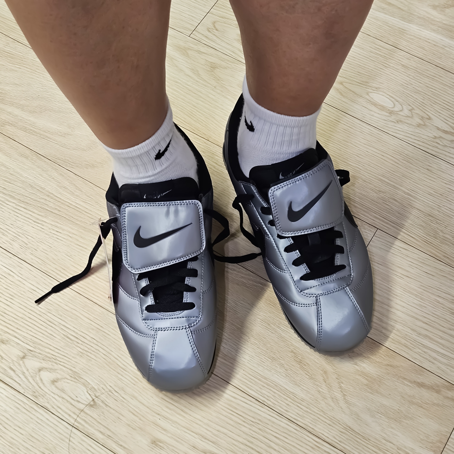 Nike Cortez Leather SE Metallic Cool Grey Black 착용 스타일 - 2