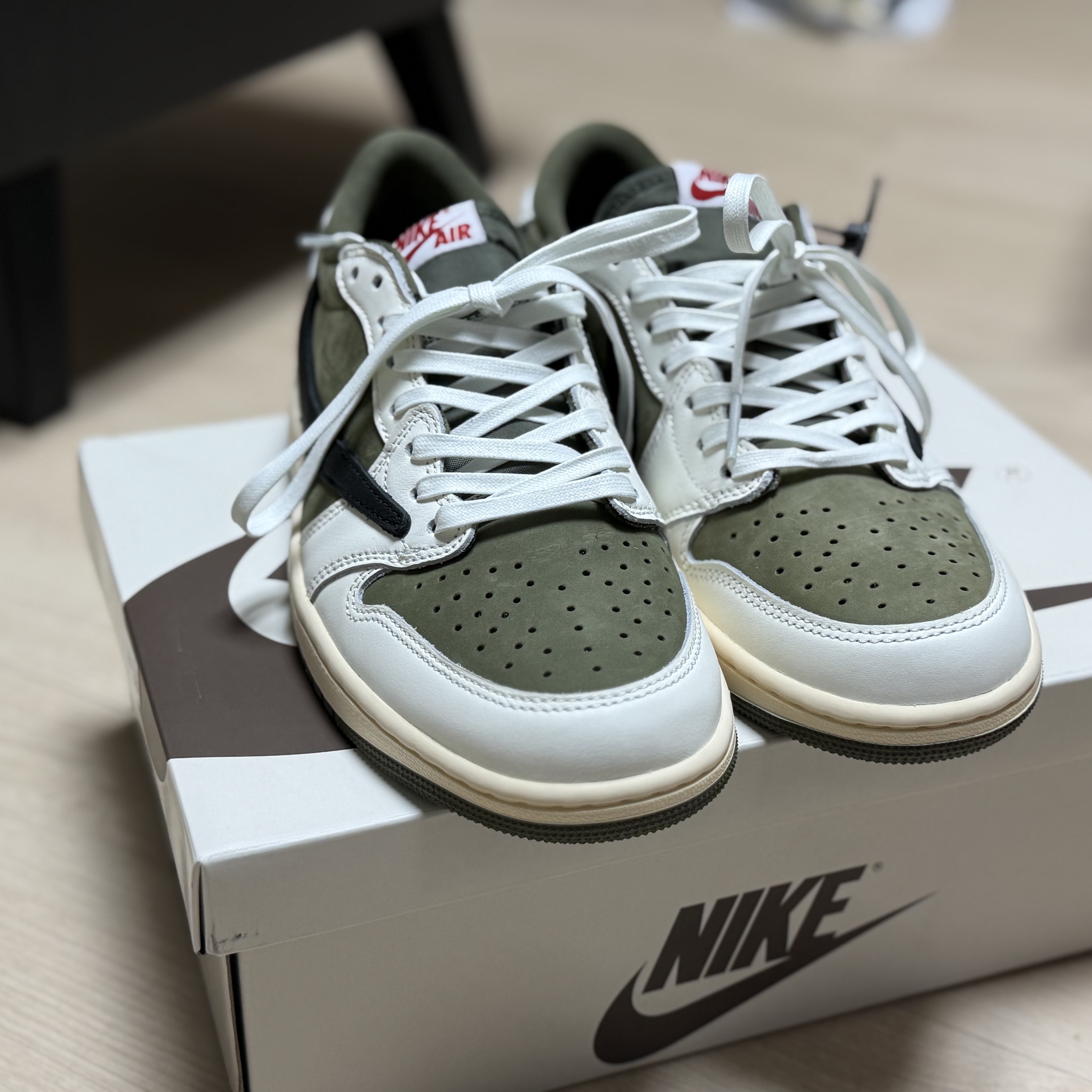 Jordan 1 x Travis Scott Retro Low OG SP Reverse Olive 착용 스타일