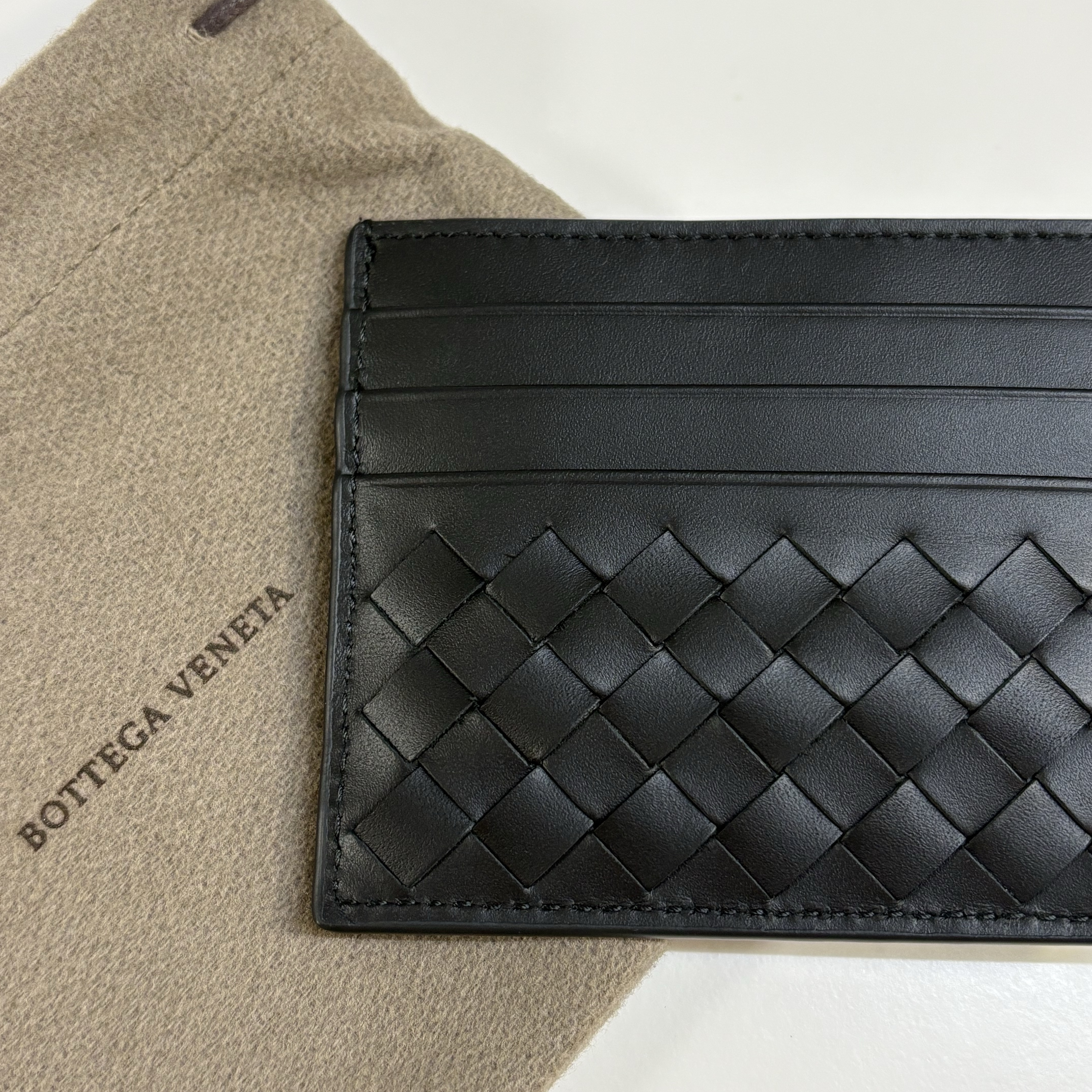 Bottega Veneta Credit Card Case Black 착용 스타일