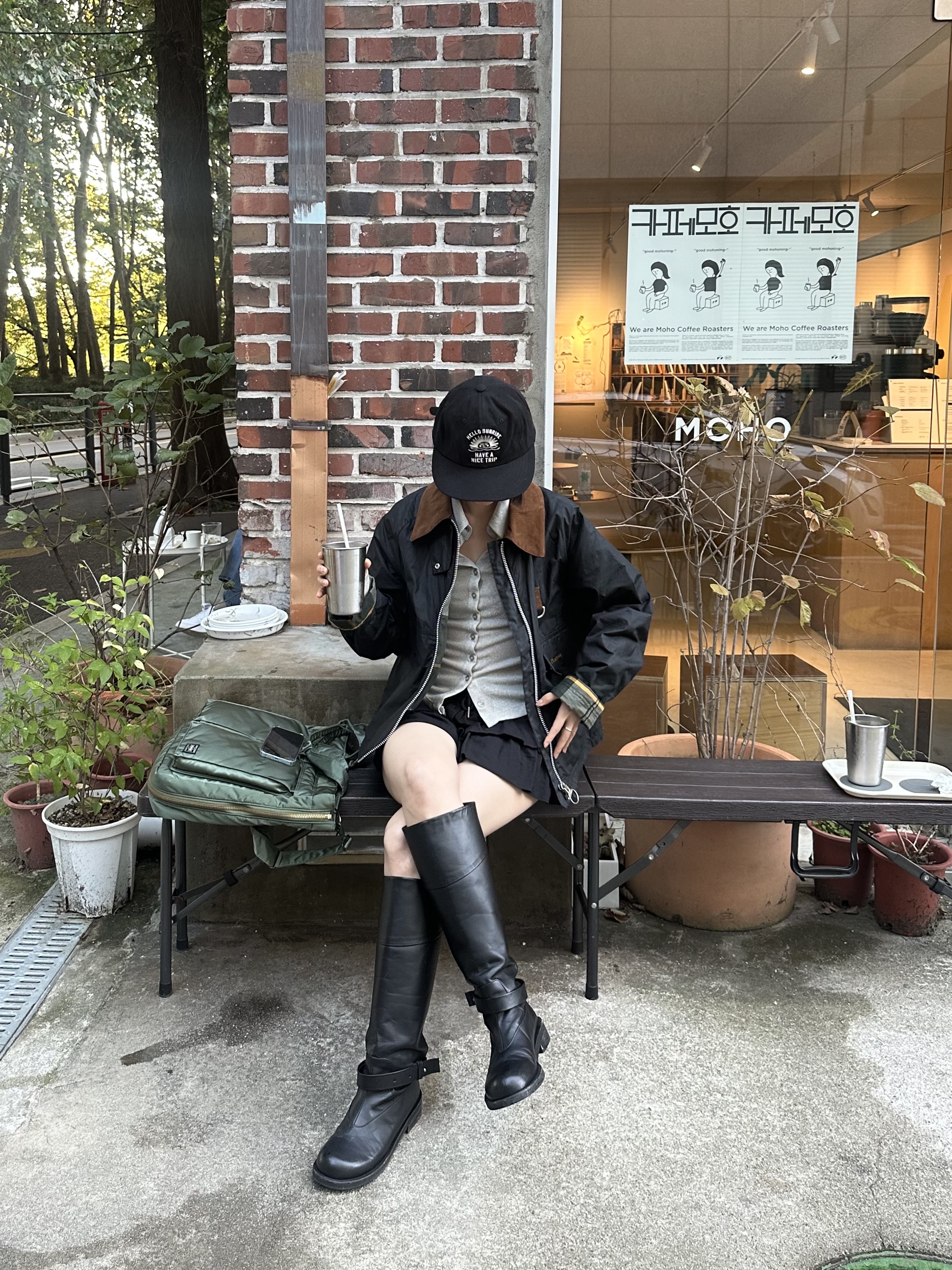 Hello Sunrise VTG Arch Logo Relaxed Fit Cap Black, Porter Tanker 2Way Tote Bag Sage Green 착용 스타일 - 2